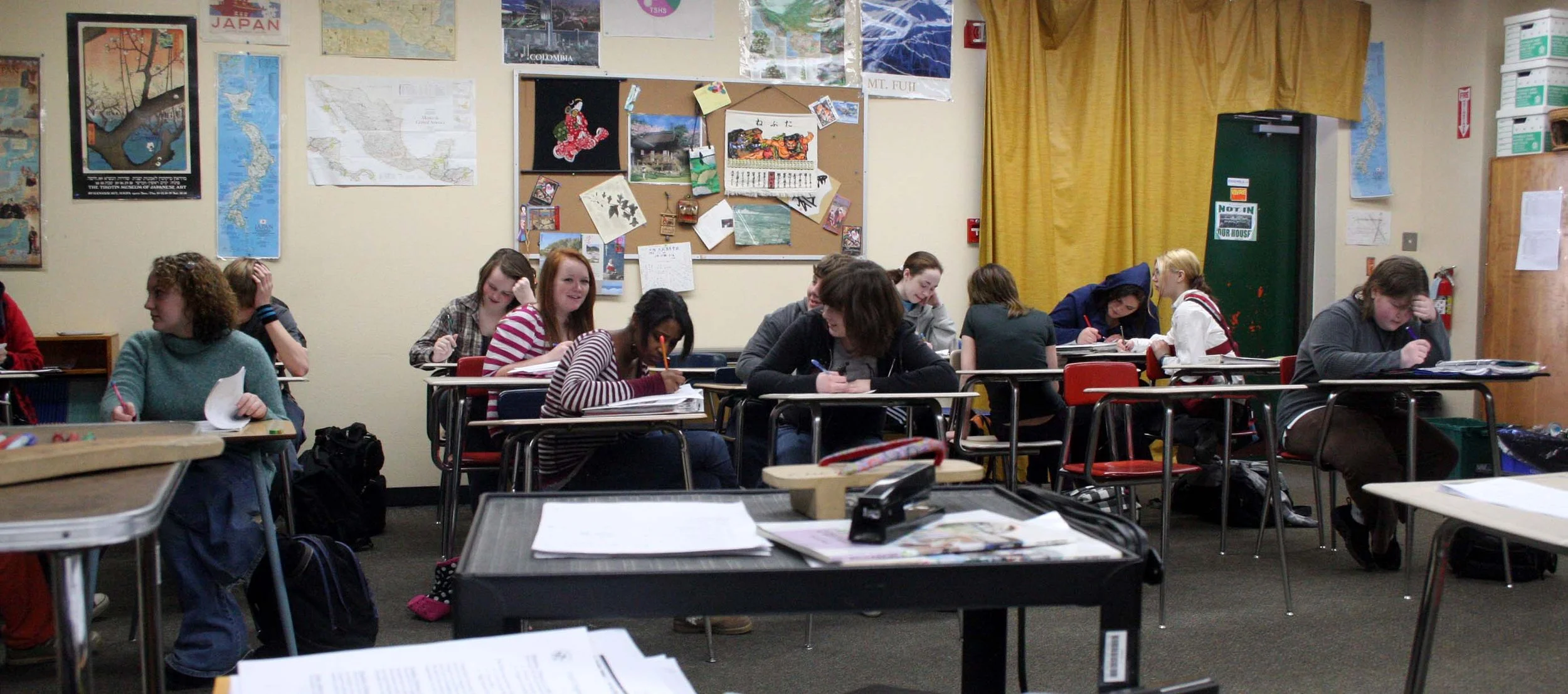 2009-2-18 DEZ AND OTHER STUDENTS AT PAHS (2).JPG