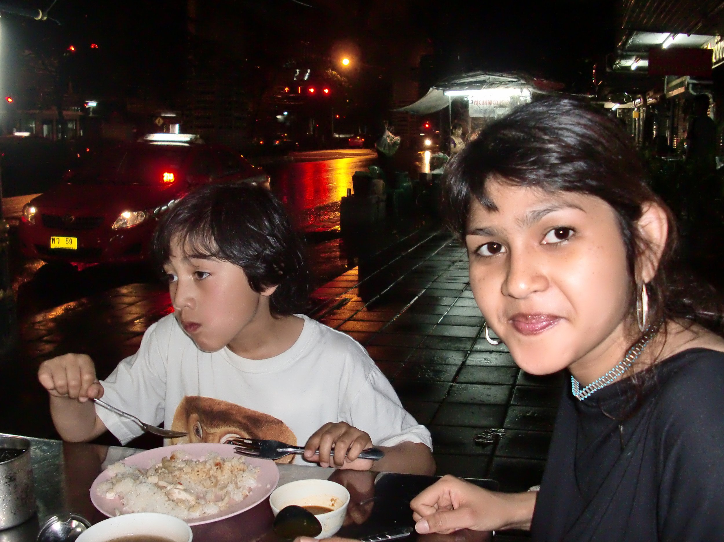 2010-6-26 SEOUL AIRPORT - OUR HAND CARRIES! (3).JPG