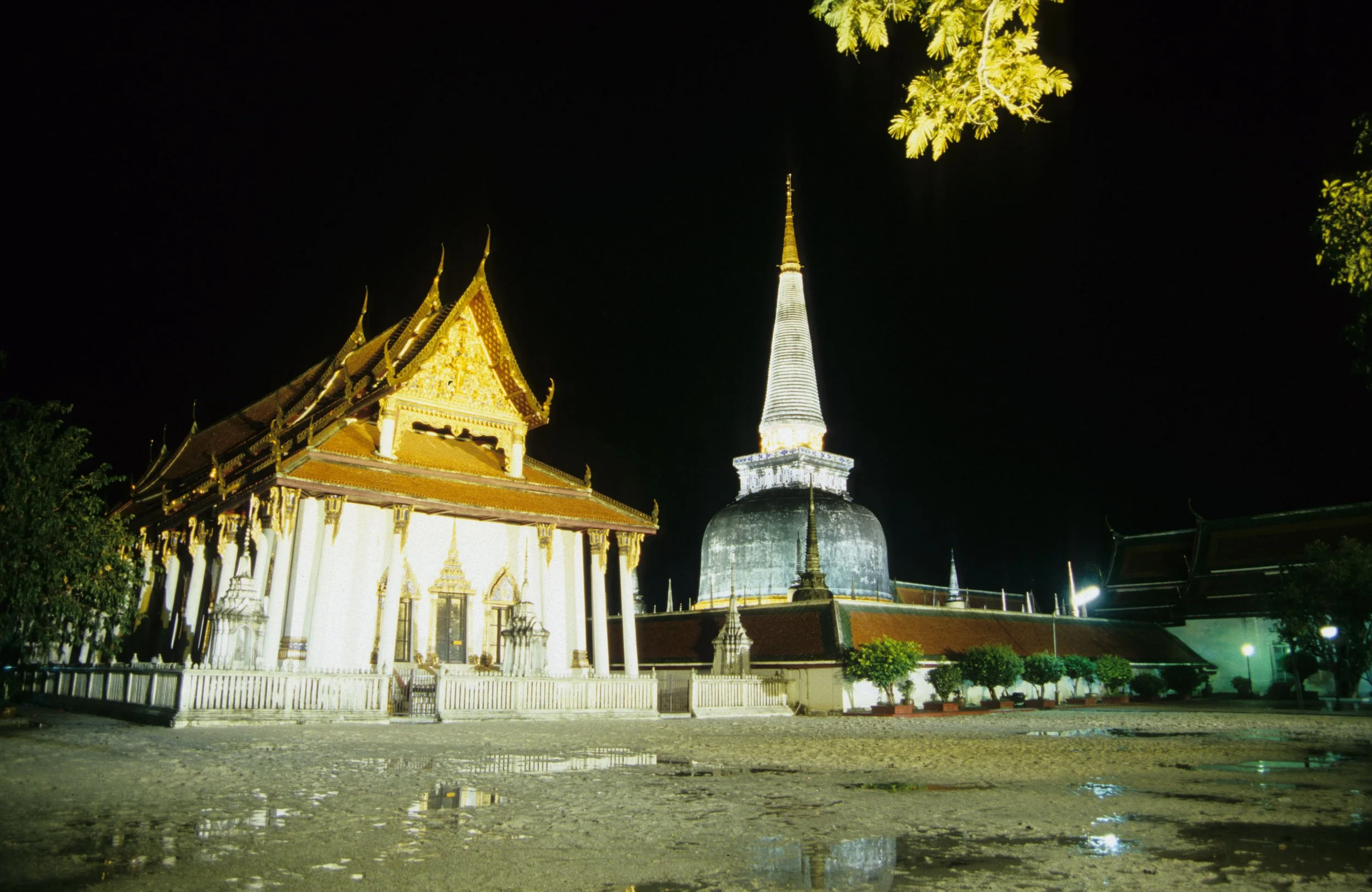 NAKHON - PRA MAHATAT WAT P.jpg