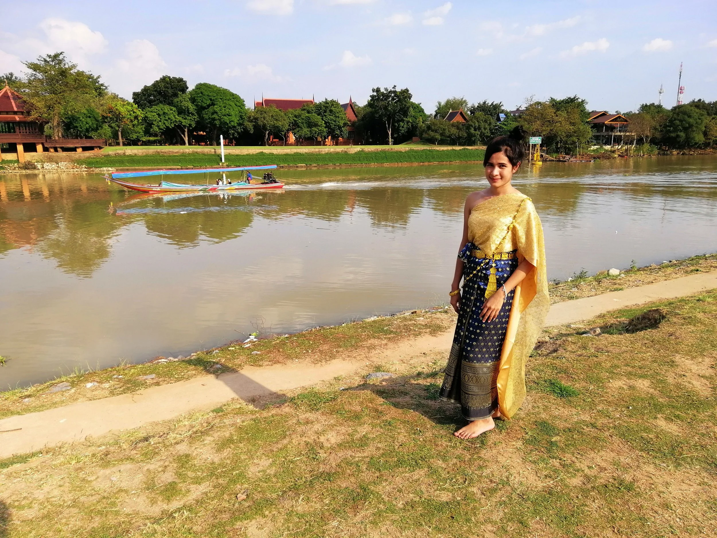 2018 Ayutthaya Pics with Gift in Traditional Dress (146).jpg