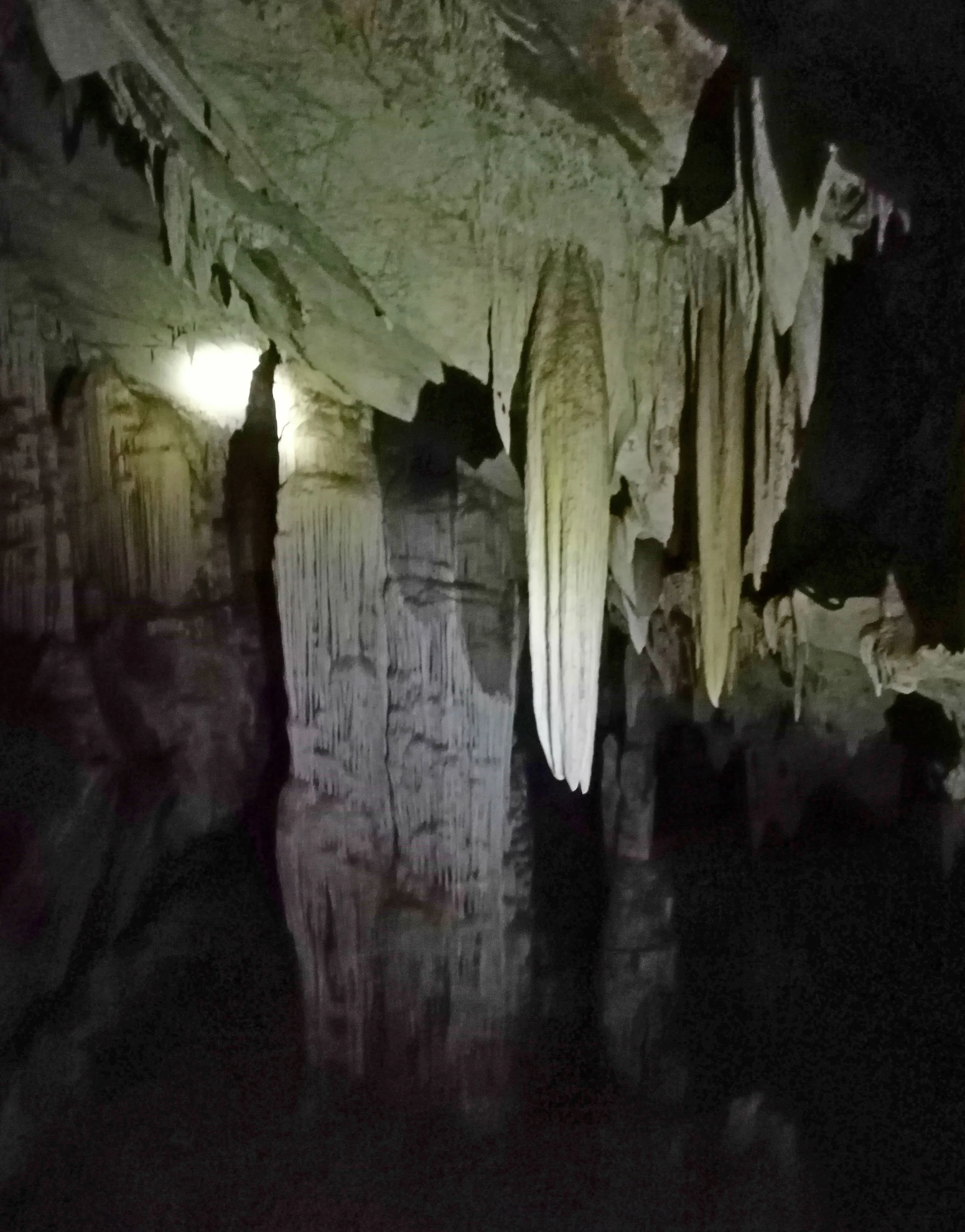 Dao Wa Dung Cave (also spelled Tham Dao Wadueng) is a classic limestone solution cave located within the rugged karst landscape of Sai Yok National Park in Kanchanaburi.