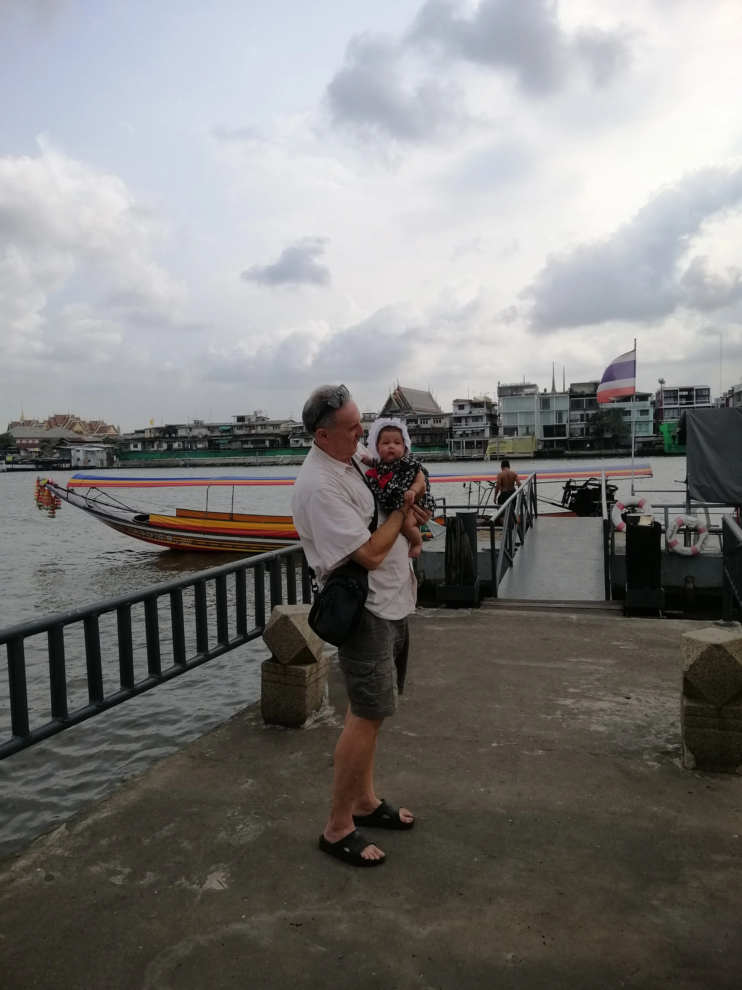2020 Wat Arun with Liana, Cokie and Gift (23).jpg