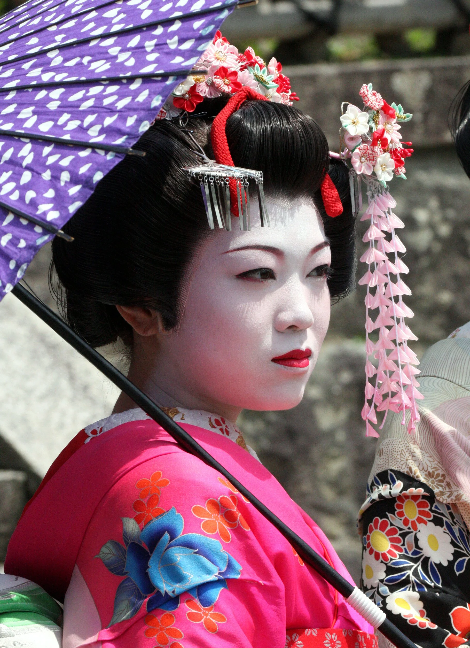 KYOTO - MAY 2009 - GEISHA IN STREET NEAR KYOUMIZU TEMPLE (23).JPG