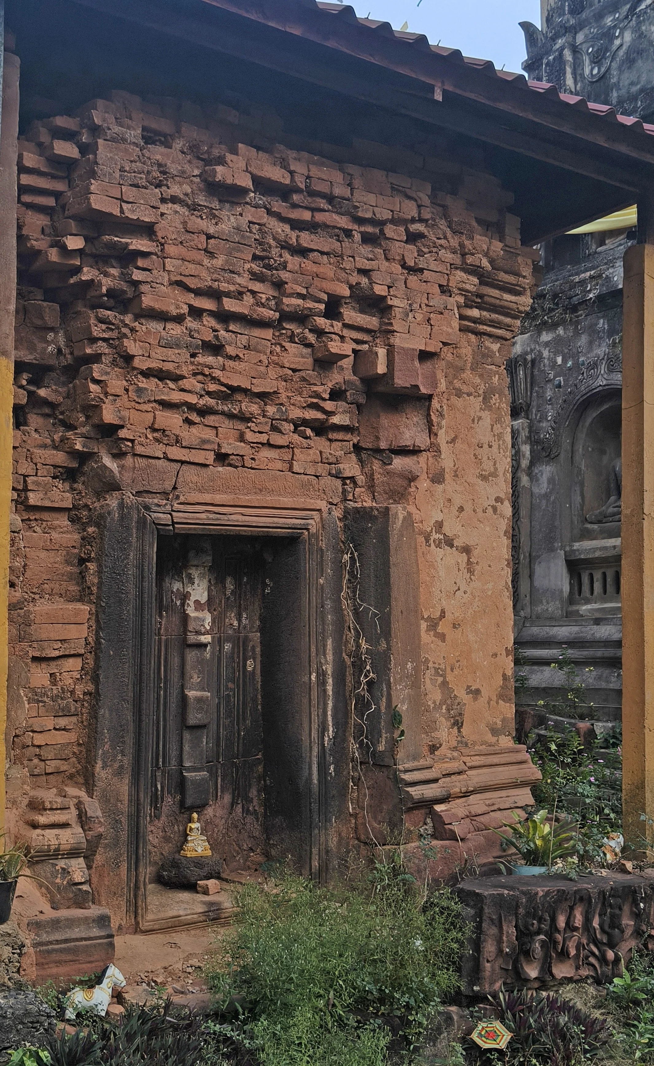 Wat Ku Phra Kona - Roi Et (1).jpg