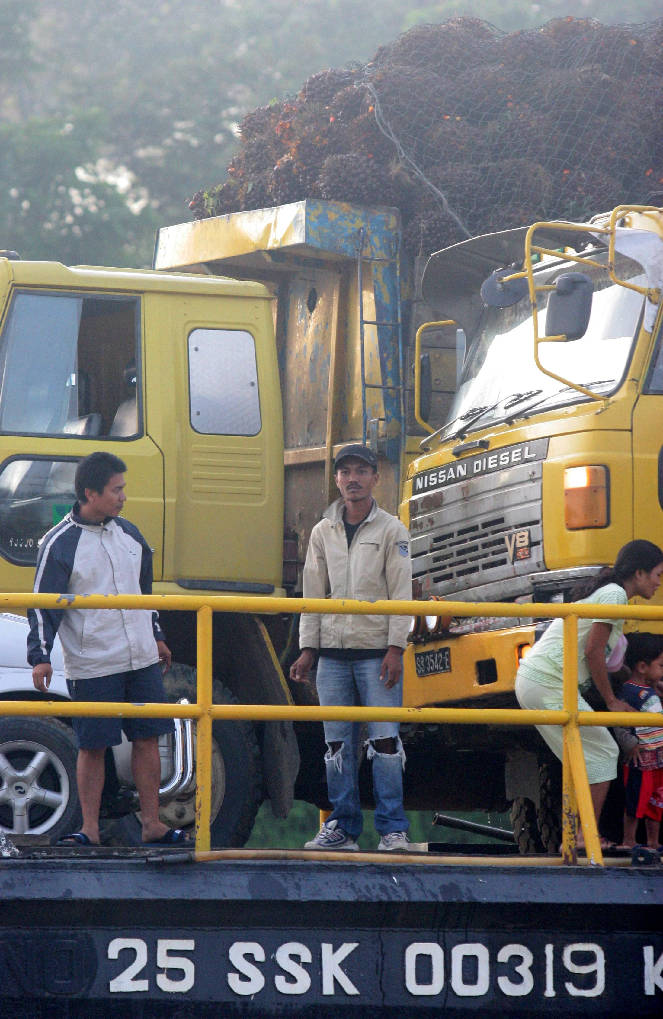 KINABATANGAN RIVER BORNEO - OIL PALM FRUIT RIVER TRANSPORT (3).JPG