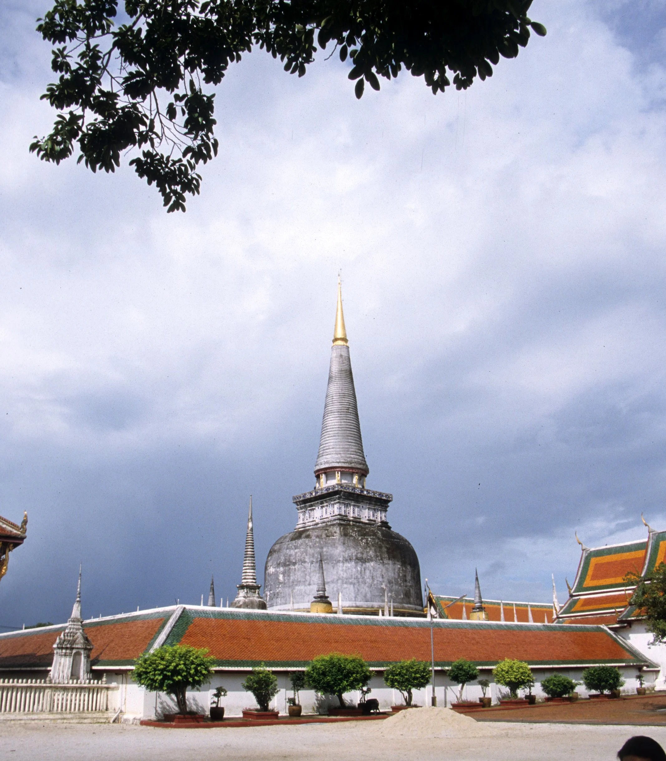 2004 Nakhonsithammarat Markets, Monks and Baby Cokie (90).jpg