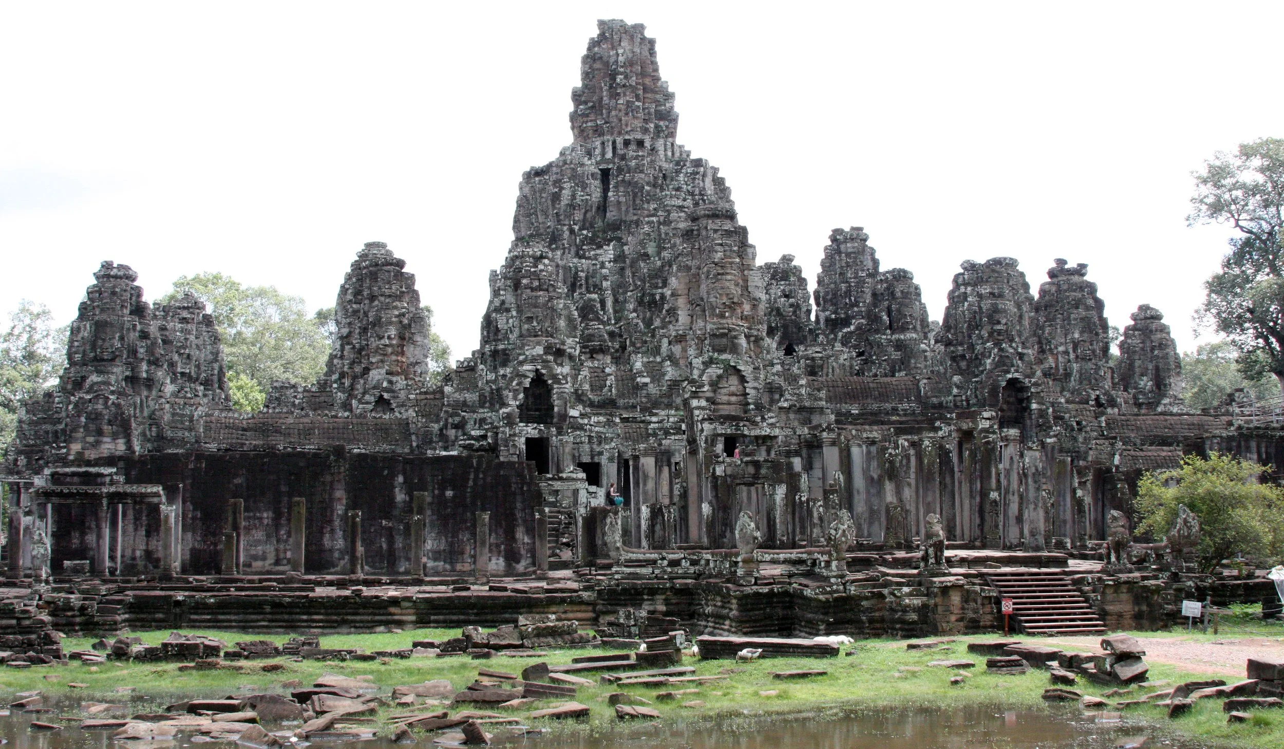 BAYON TEMPLE CAMBODIA - JULY 2010 (4).JPG