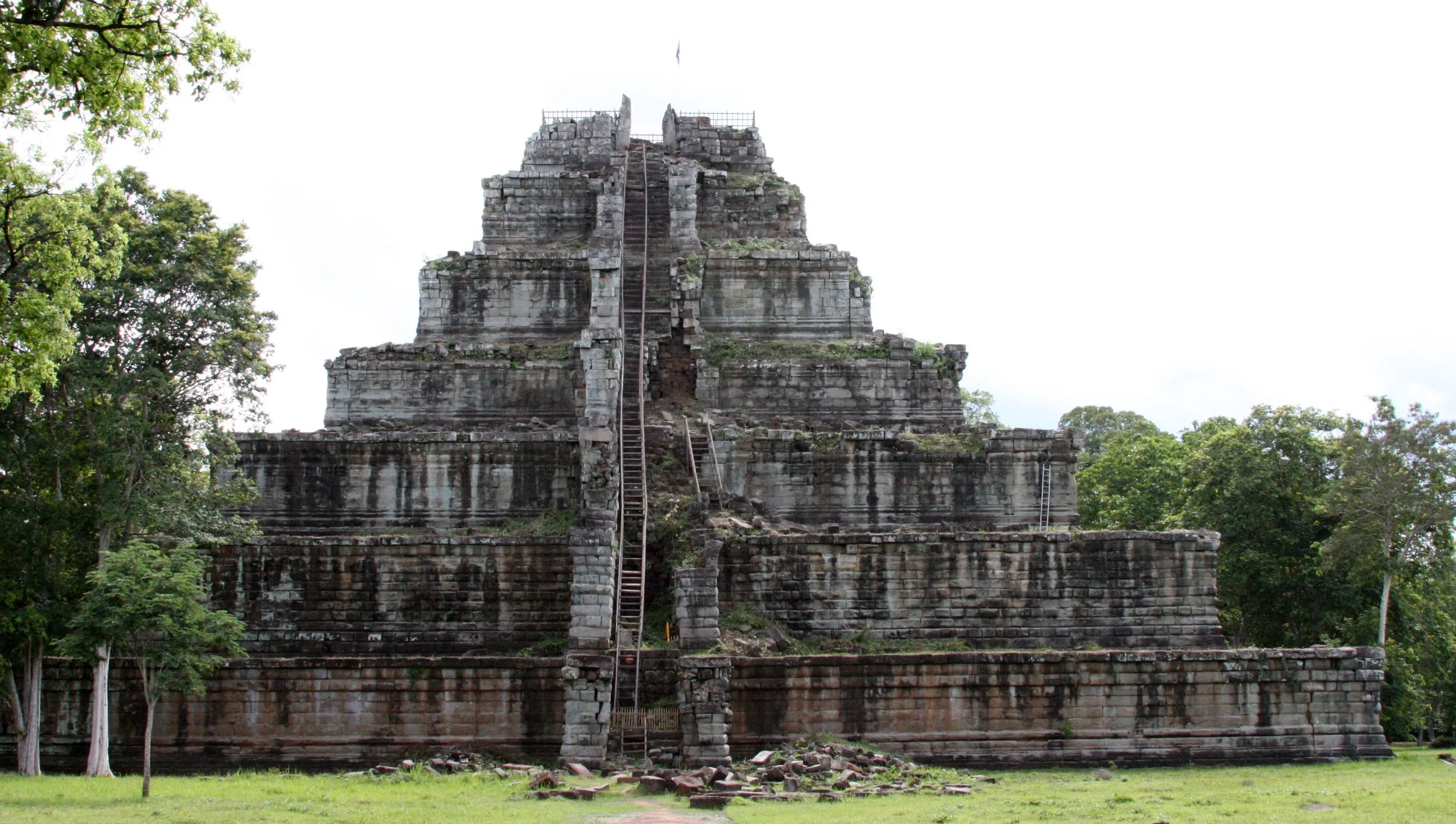 KOH KER TEMPLE CAMBODIA (17).JPG