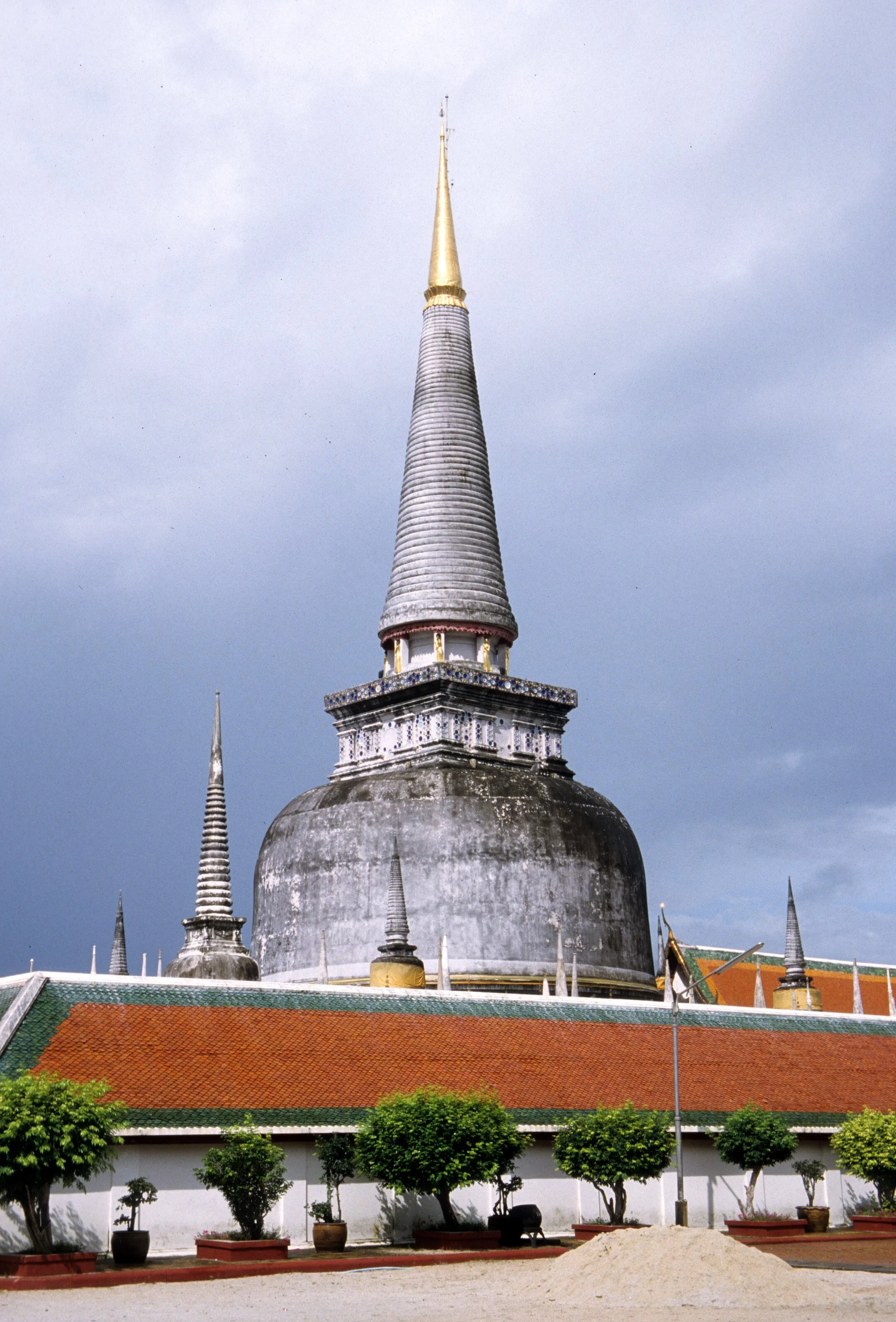 2004 Nakhonsithammarat Markets, Monks and Baby Cokie (110).jpg