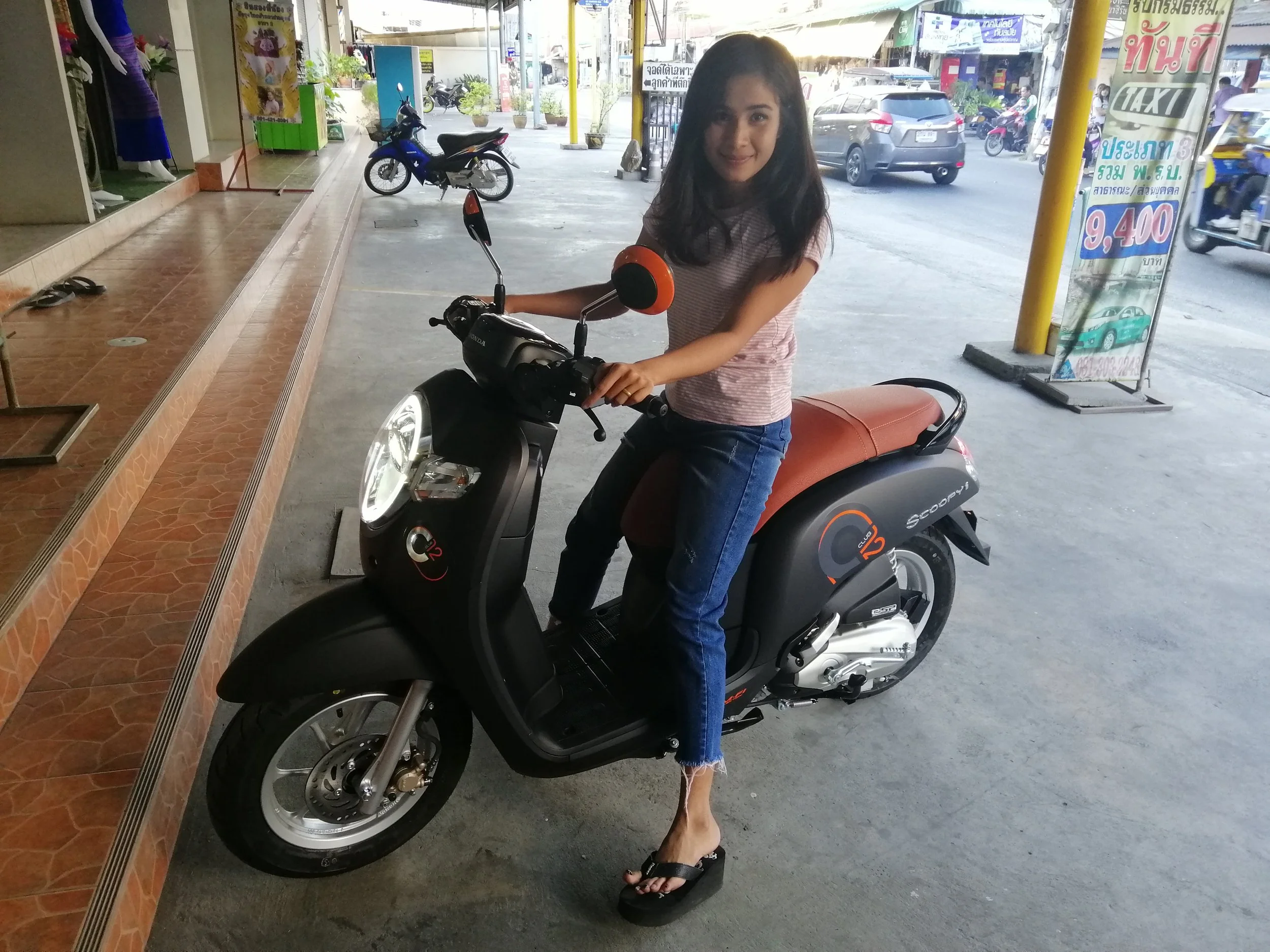 2018 Pics with Gift in Thailand (360).jpg