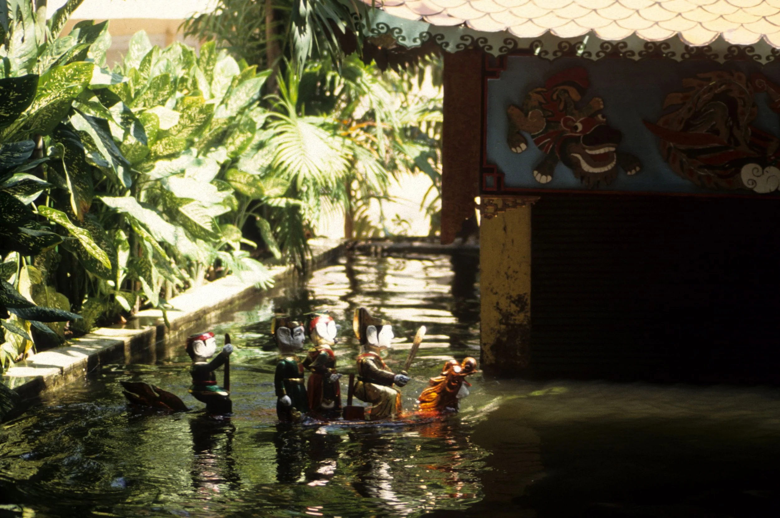 SAIGON - WATER PUPETS 1994.jpg