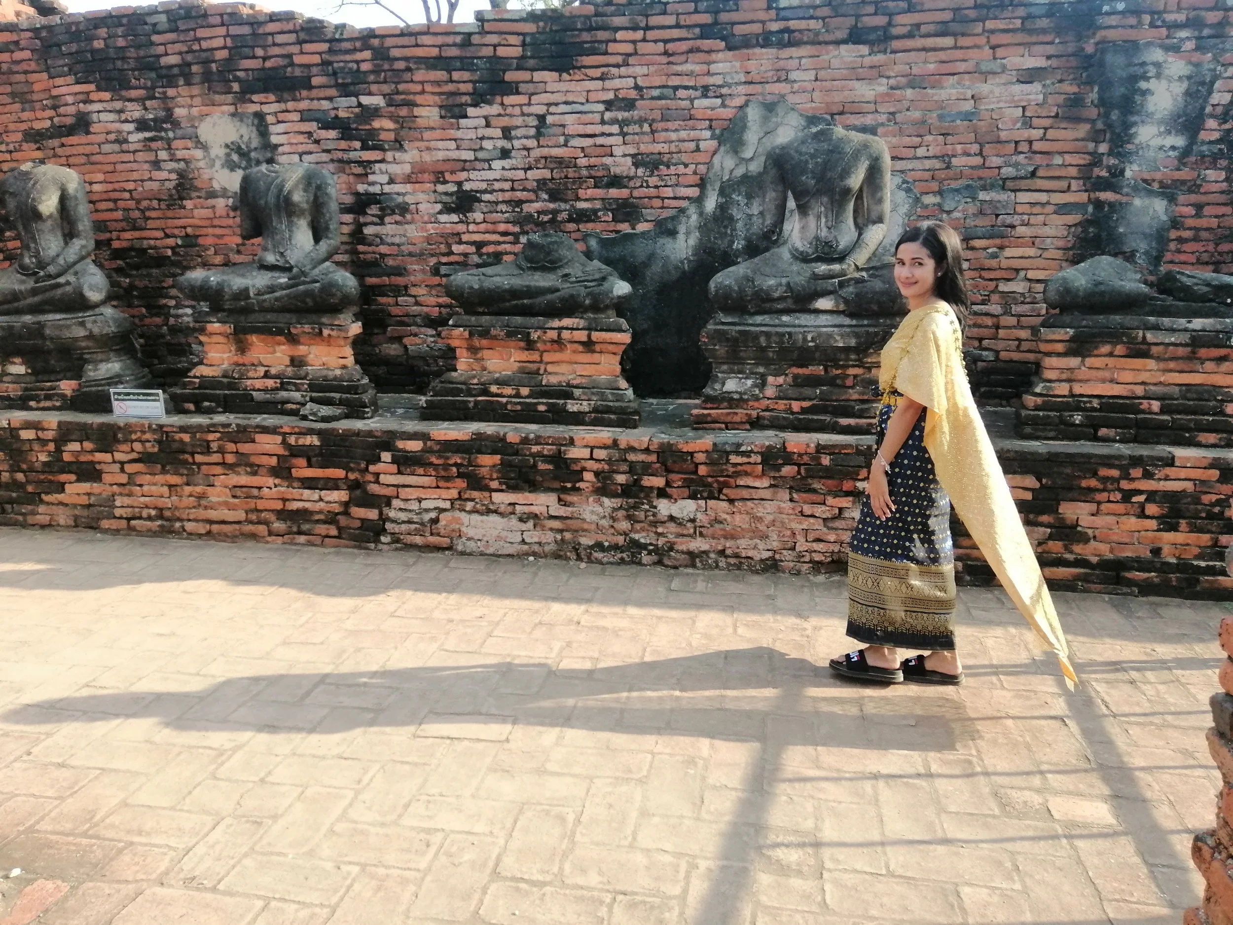 2018 Ayutthaya Pics with Gift in Traditional Dress (156).jpg