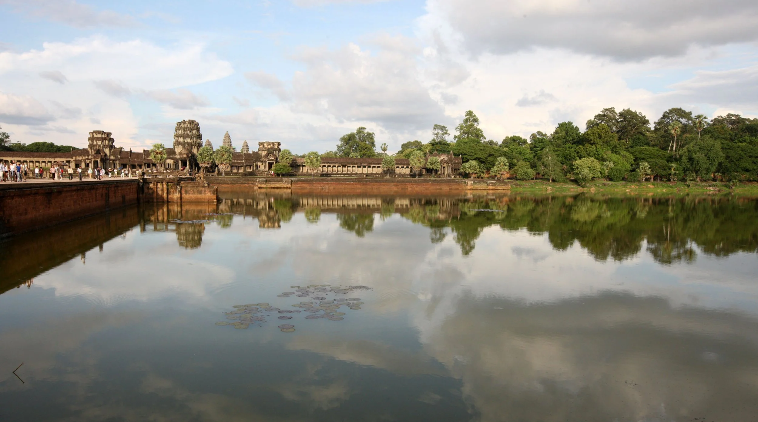 ANGKOR WAT TEMPLE - CAMBODIA - JULY 2010 (2).JPG