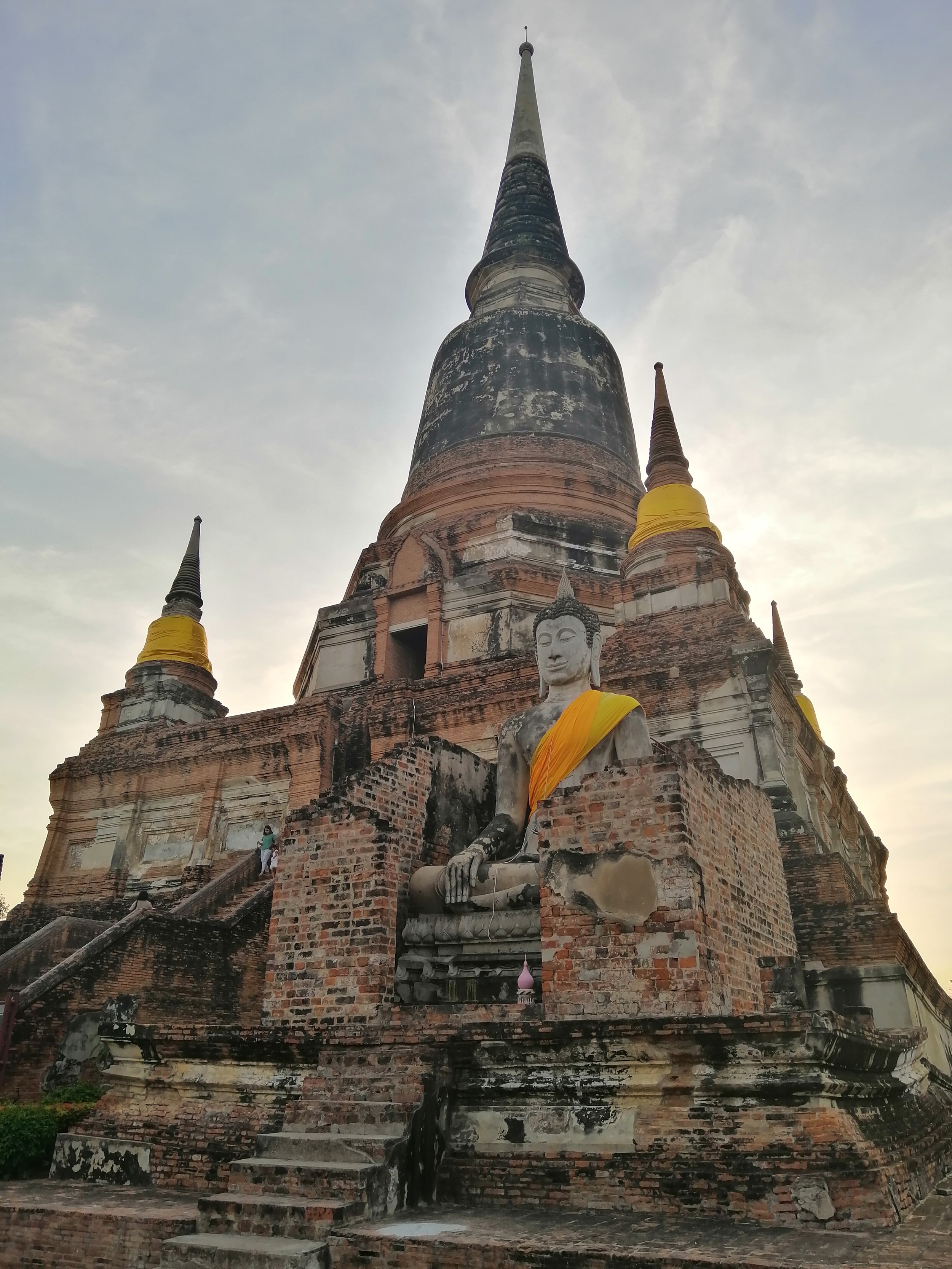 2018 Ayutthaya Pics with Gift in Traditional Dress (32).jpg