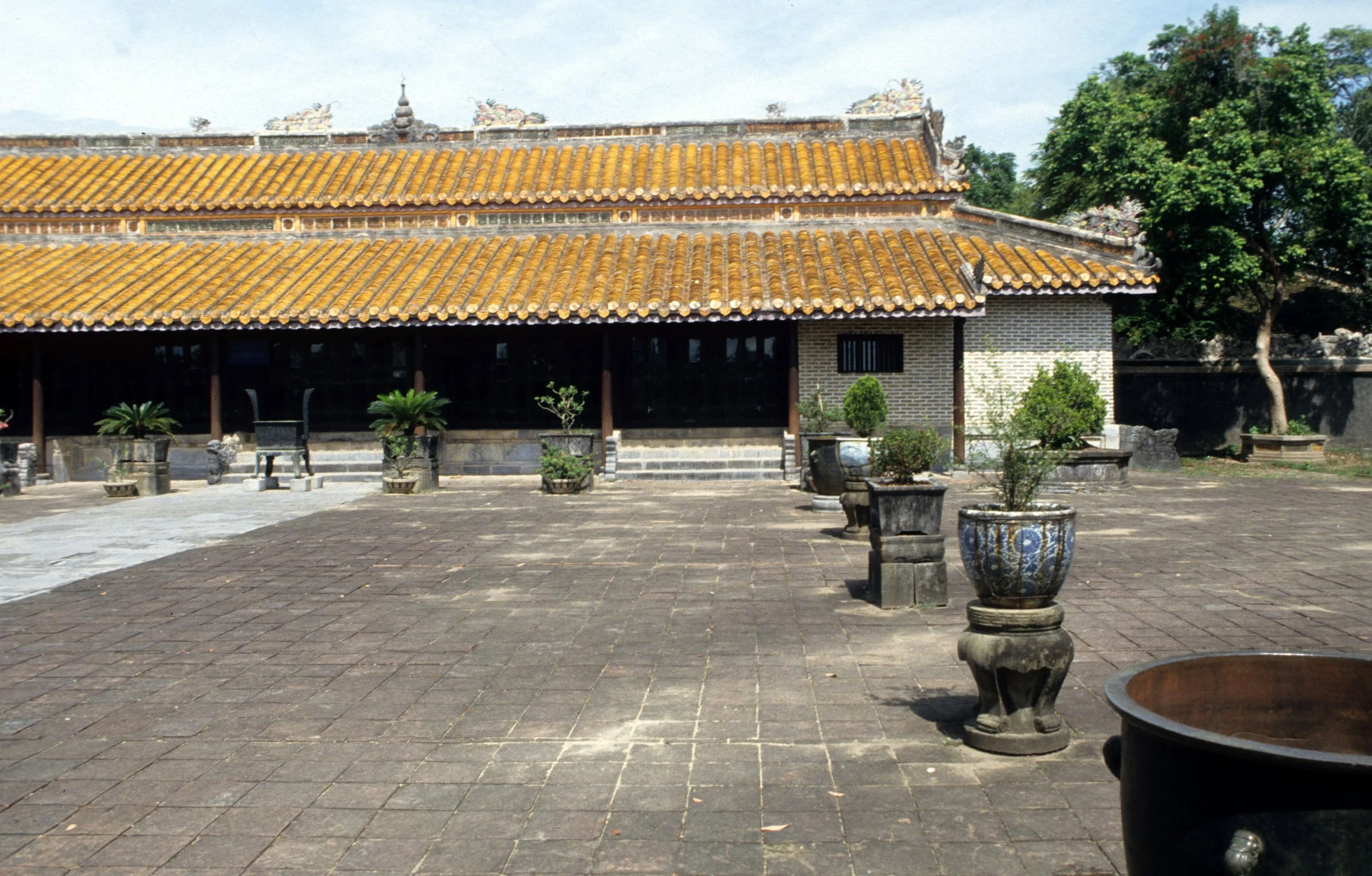HUE - IMPERIAL PALACE 1994 (2).jpg