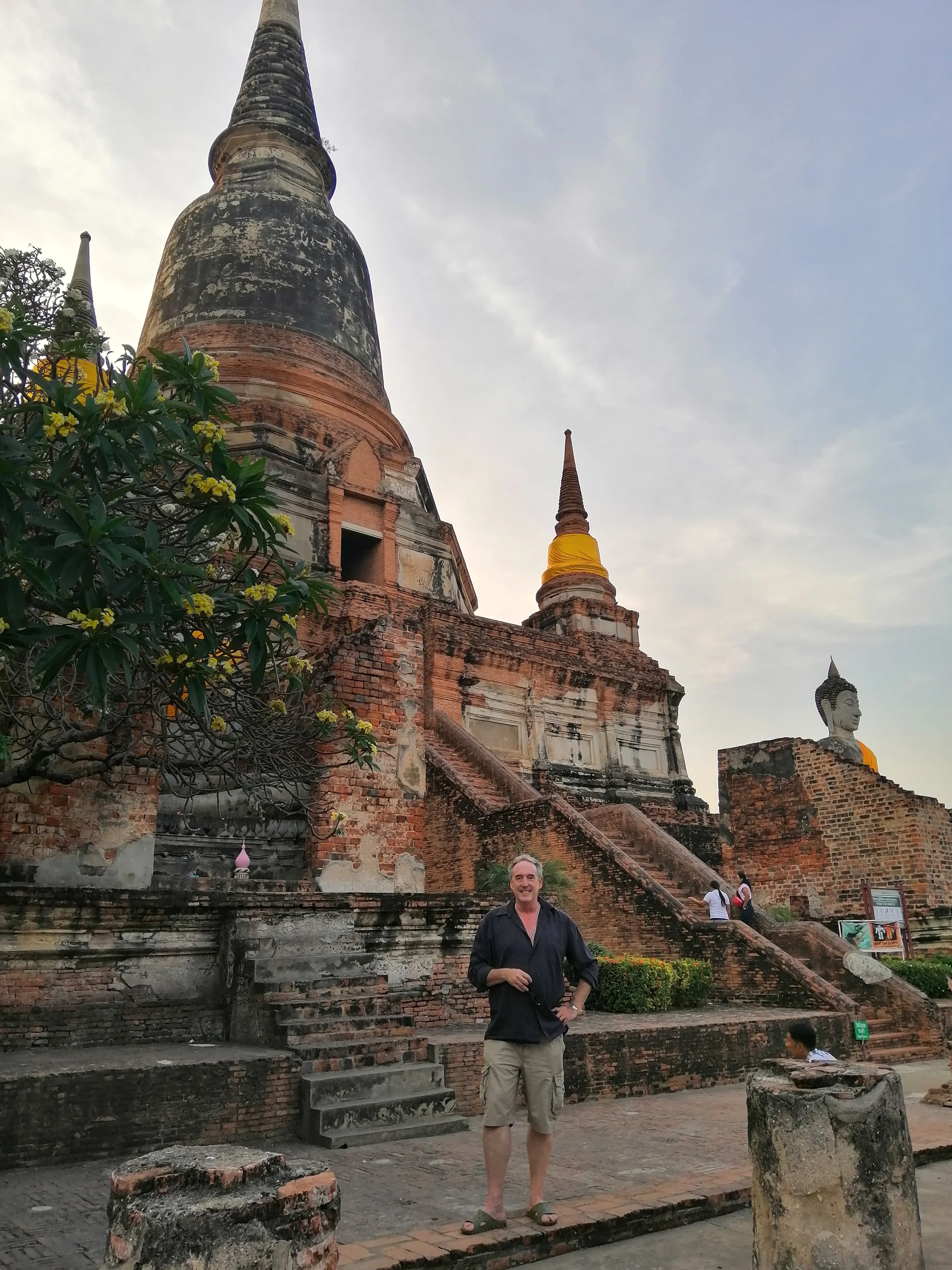 2018 Ayutthaya Pics with Gift in Traditional Dress (54).jpg