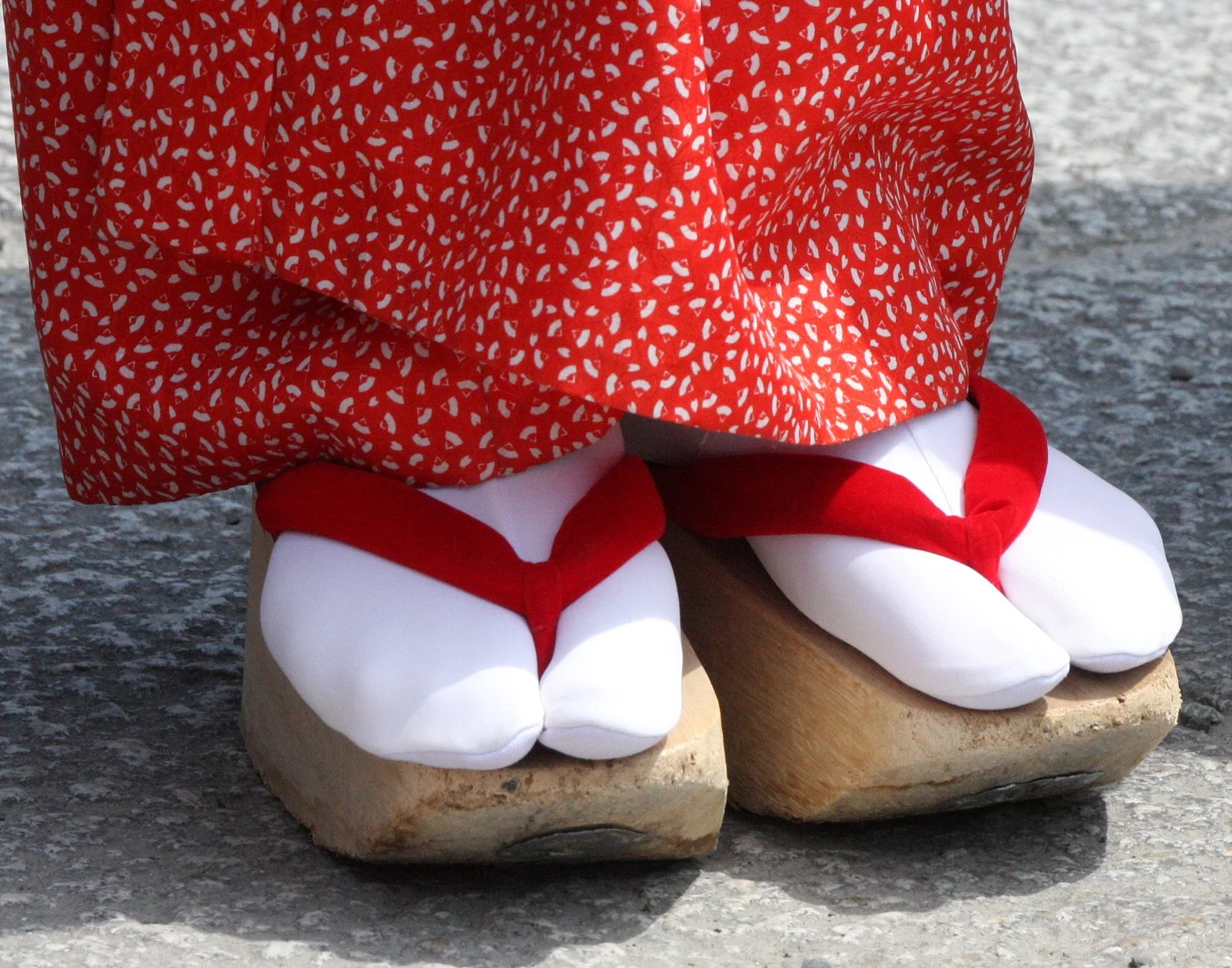 KYOTO - MAY 2009 - GEISHA IN STREET NEAR KYOUMIZU TEMPLE (54).JPG