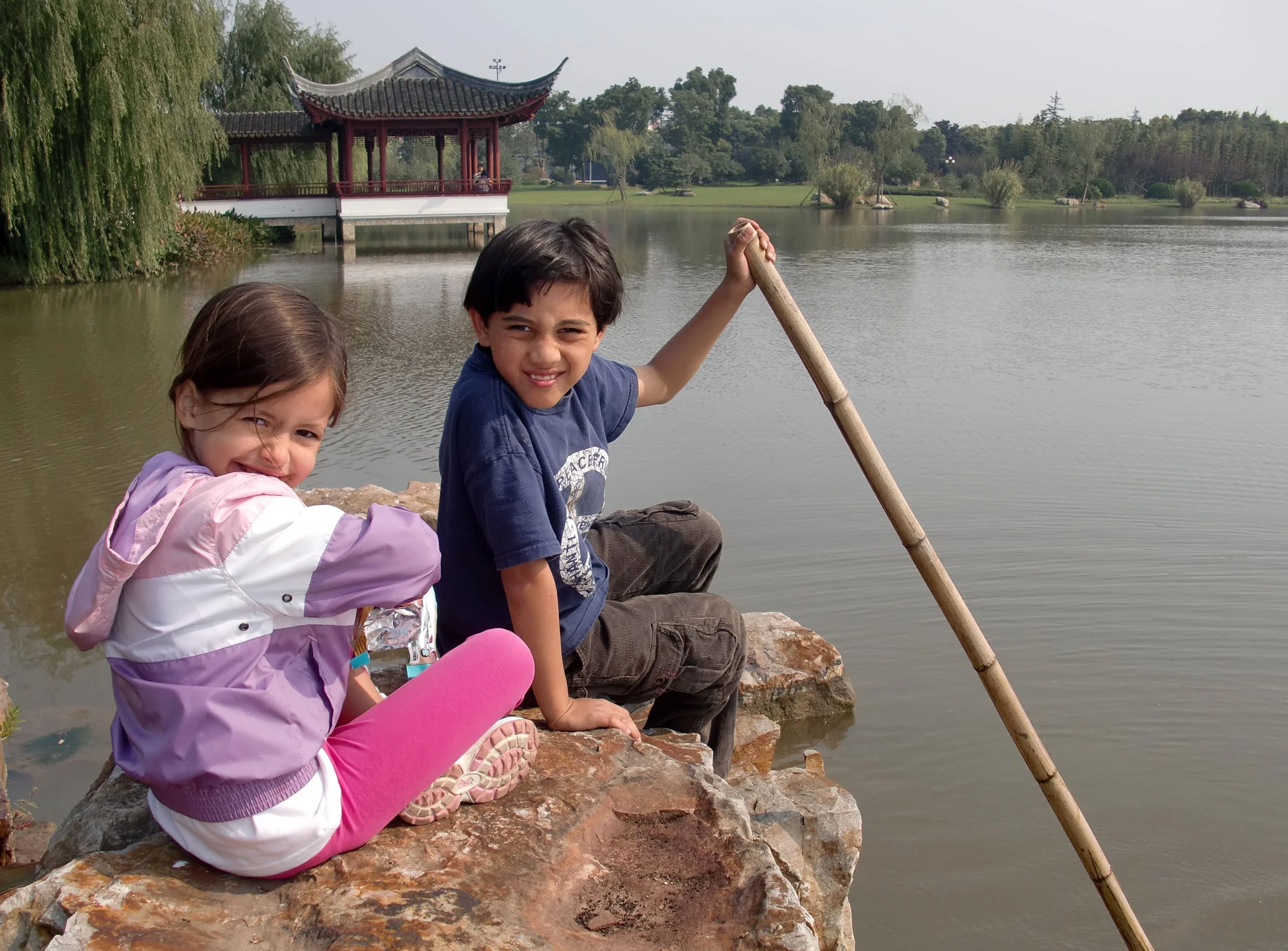 2010-10-31 NICE DAY IN JINQIAO GARDENS WITH ROB, SHAYNA & SASKYA (4).JPG