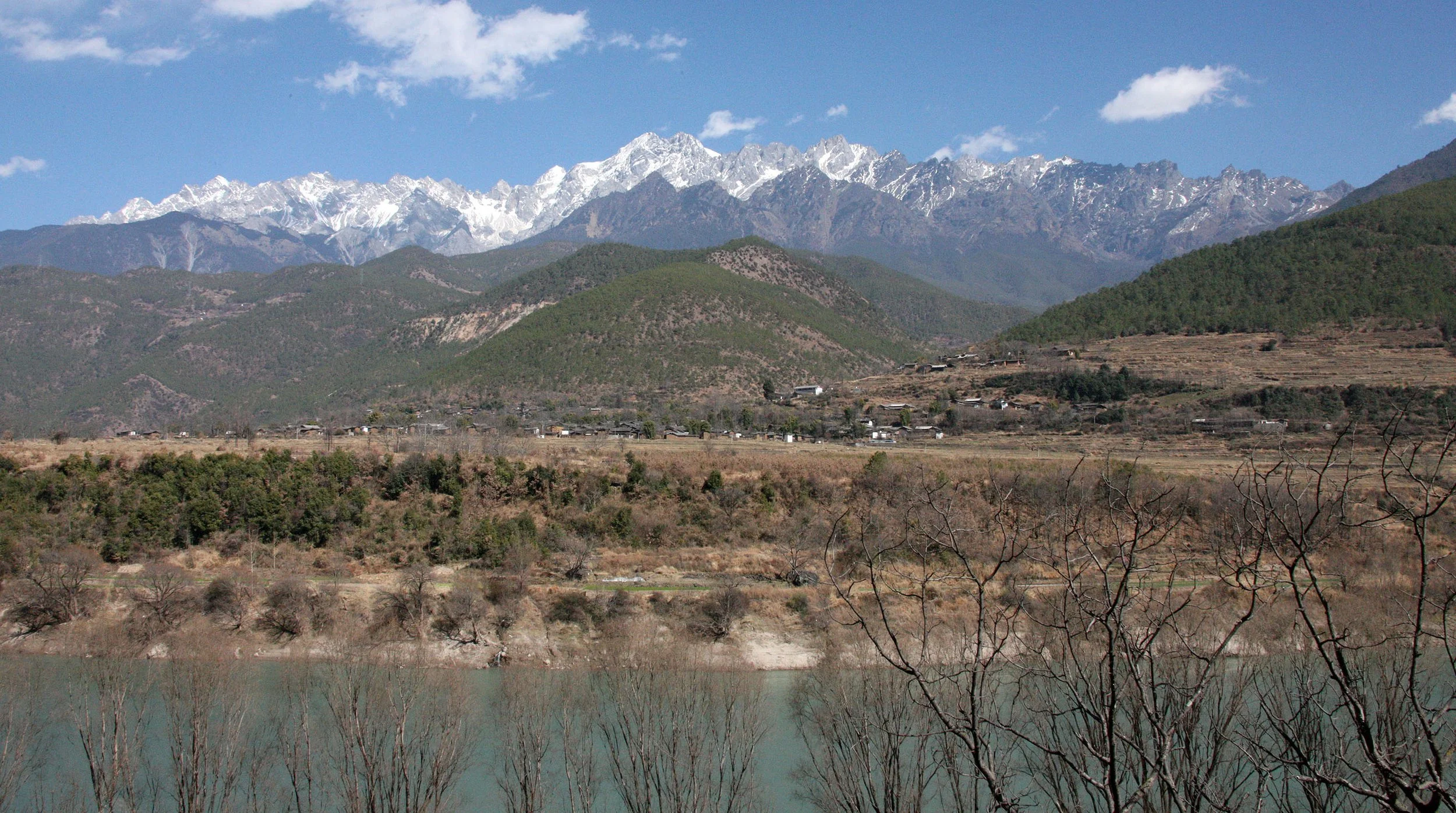 YUNNAN - JADE DRAGON SNOW MOUNTAIN AND SURROUNDING RANGES - YANGTZE RIVER IN FOREGROUND (7).JPG