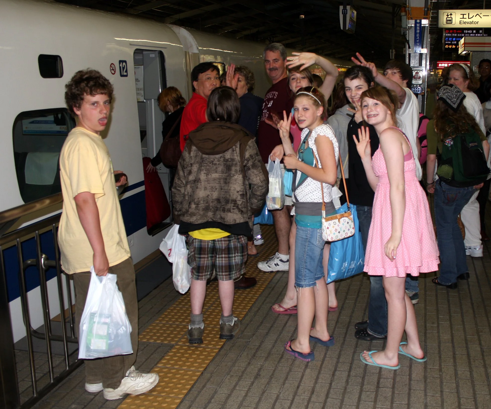 HIROSHIMA - MAY 2009 - SHINKANSEN SCENES (21).JPG