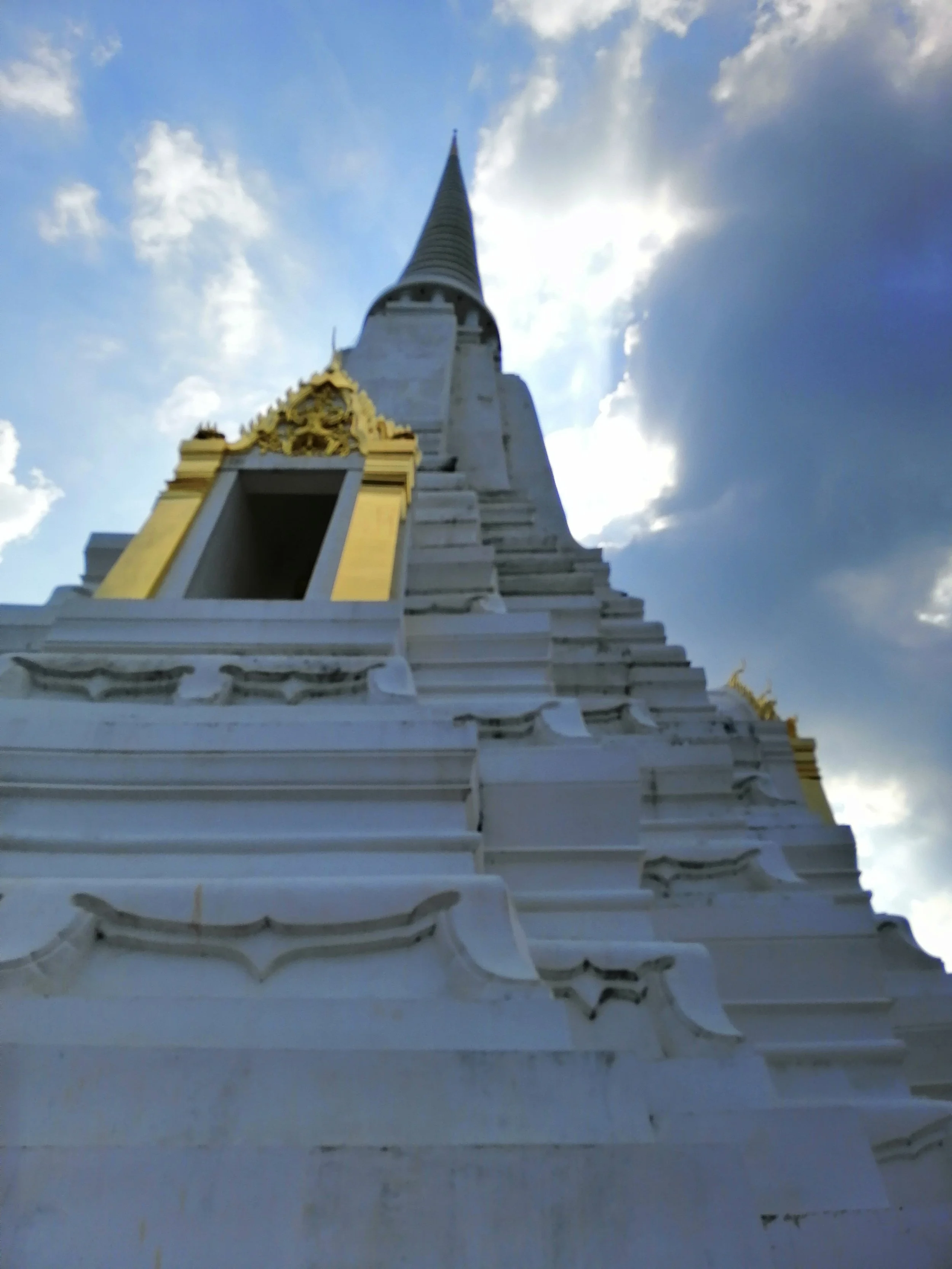 2018 Ayutthaya Pics with Gift in Traditional Dress (133).jpg