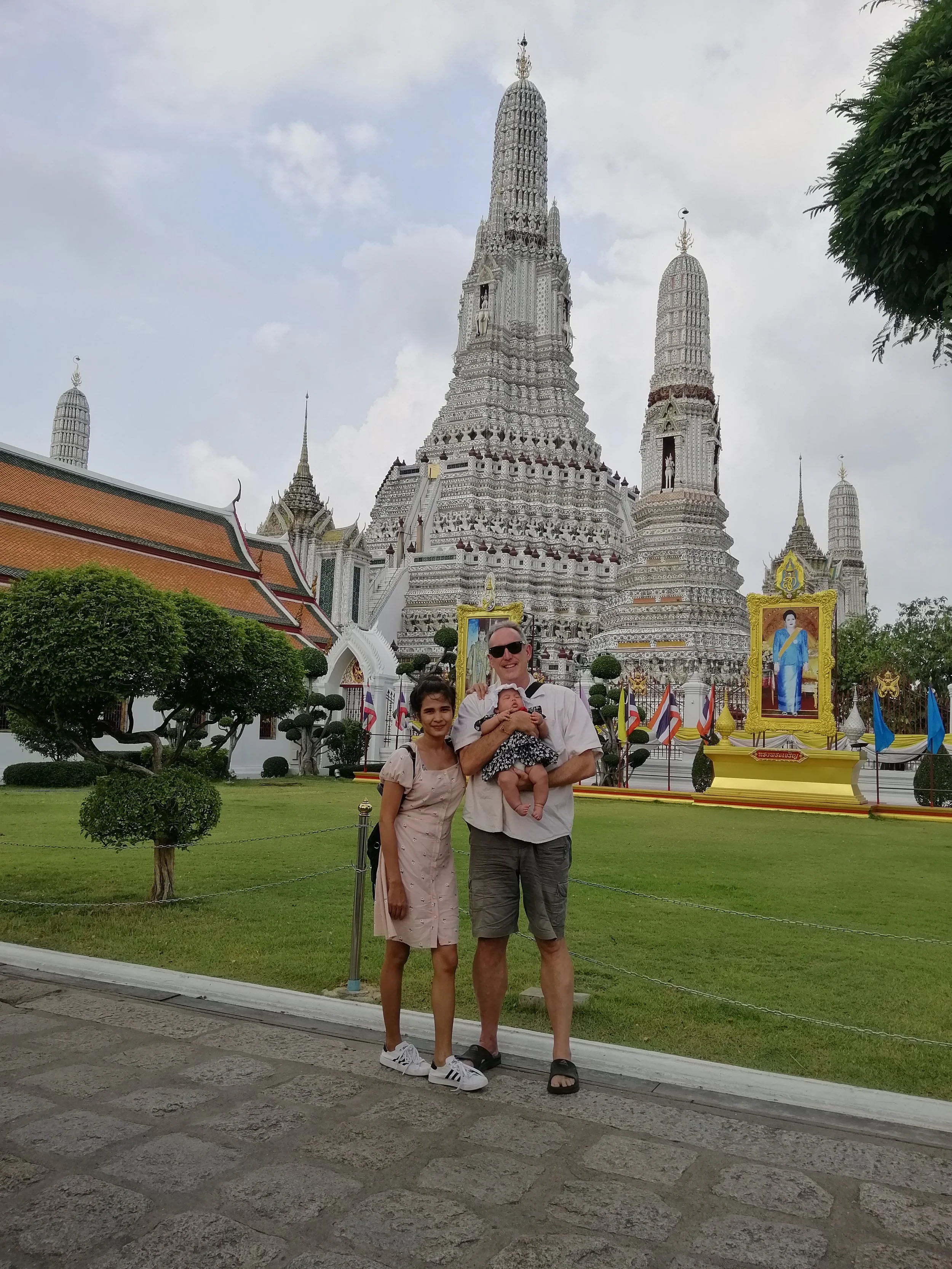 2020 Wat Arun with Liana, Cokie and Gift (4).jpg