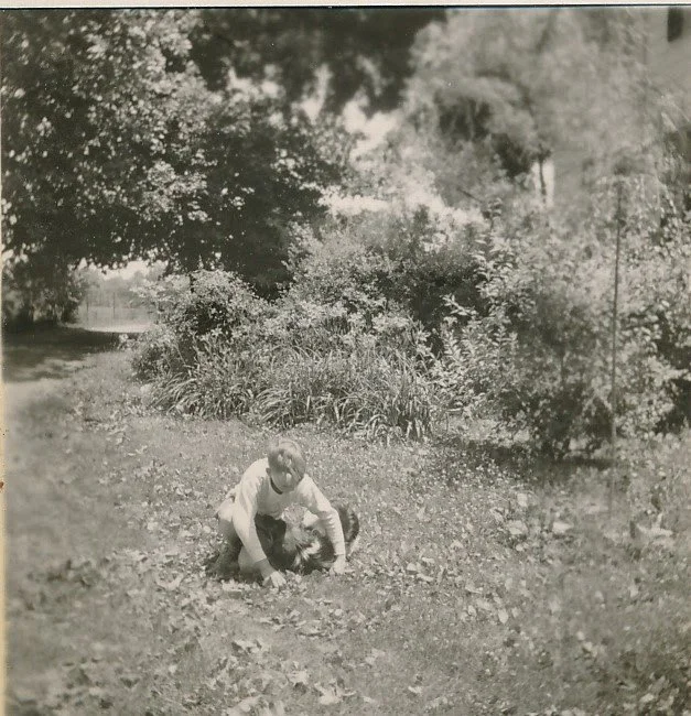 1950-06-18 Bumpa's-Ehrlich goes into the arena with buttons.jpg