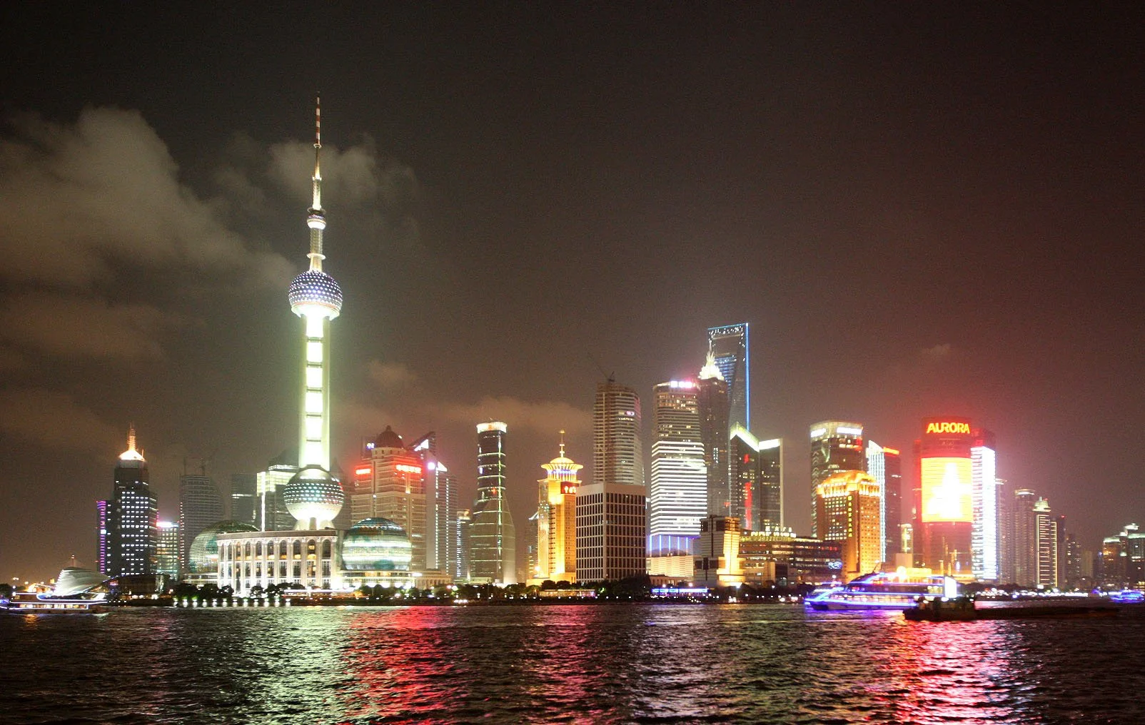 SHANGHAI NIGHT OUT - PUDONG AND THE PEARL TOWER ACROSS THE HUANGPU RIVER (3).JPG