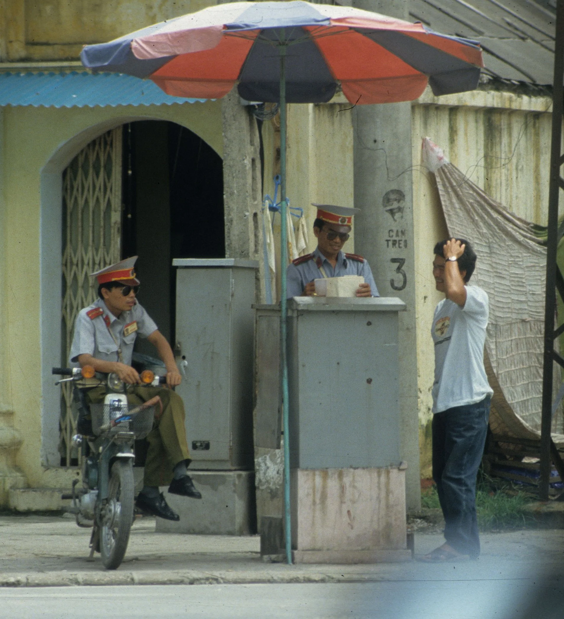 HANOI - VINH PAYING BRIBE TO CORRUPT COPS A.jpg