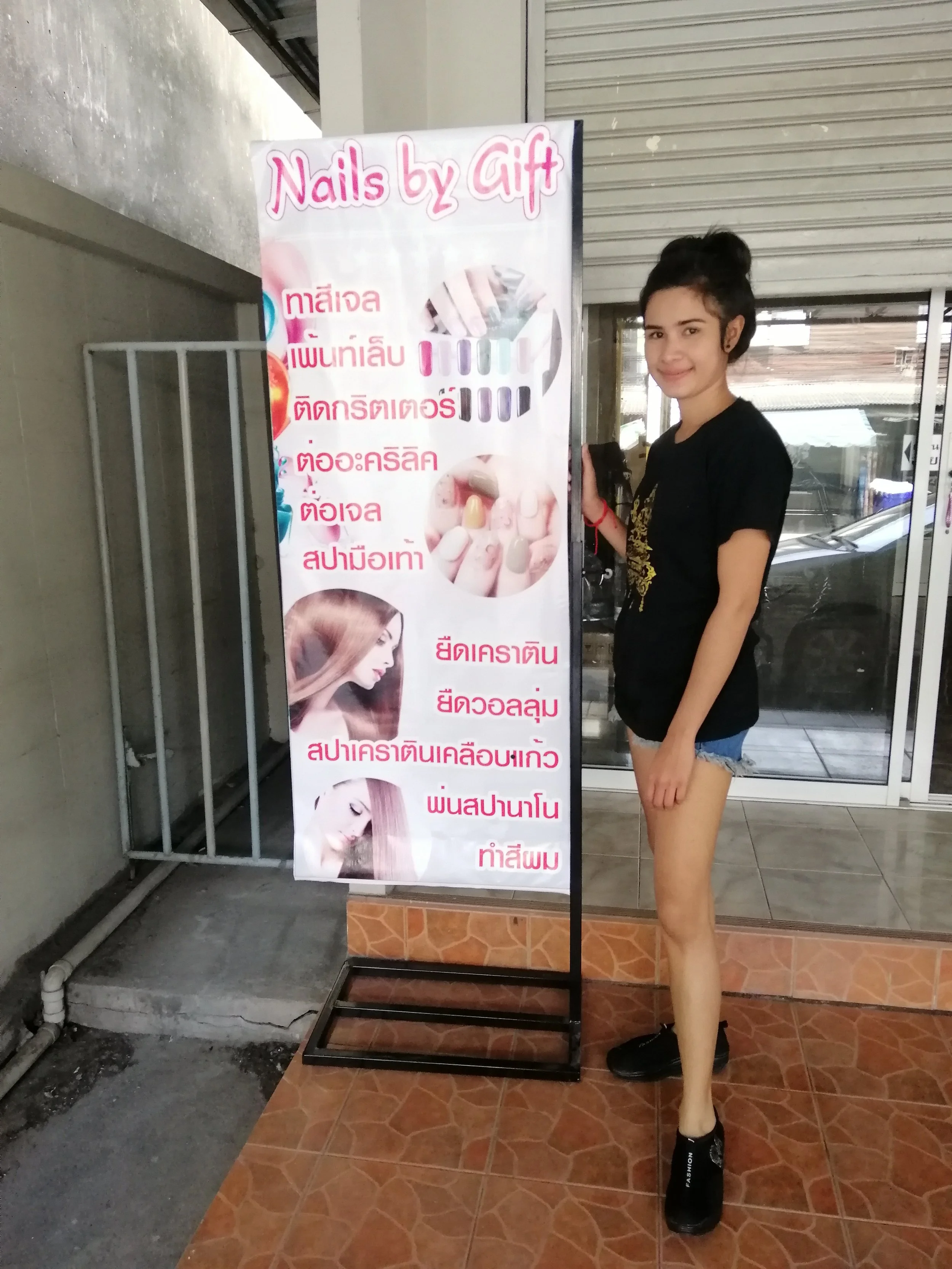 2018 Pics with Gift in Thailand (186).jpg