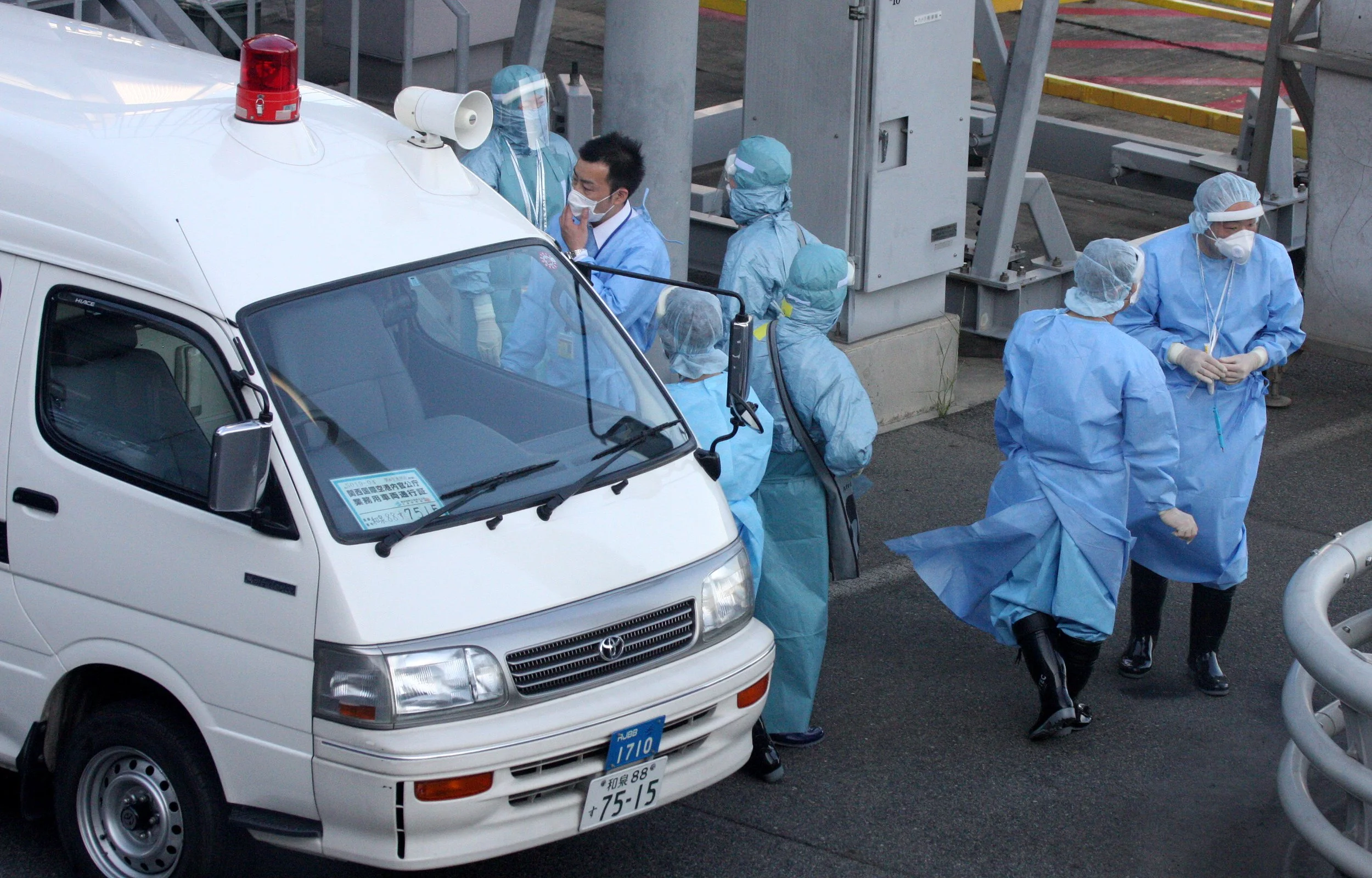 OSAKA - MAY 2009 - SWINE FLU INSPECTORS (7).JPG