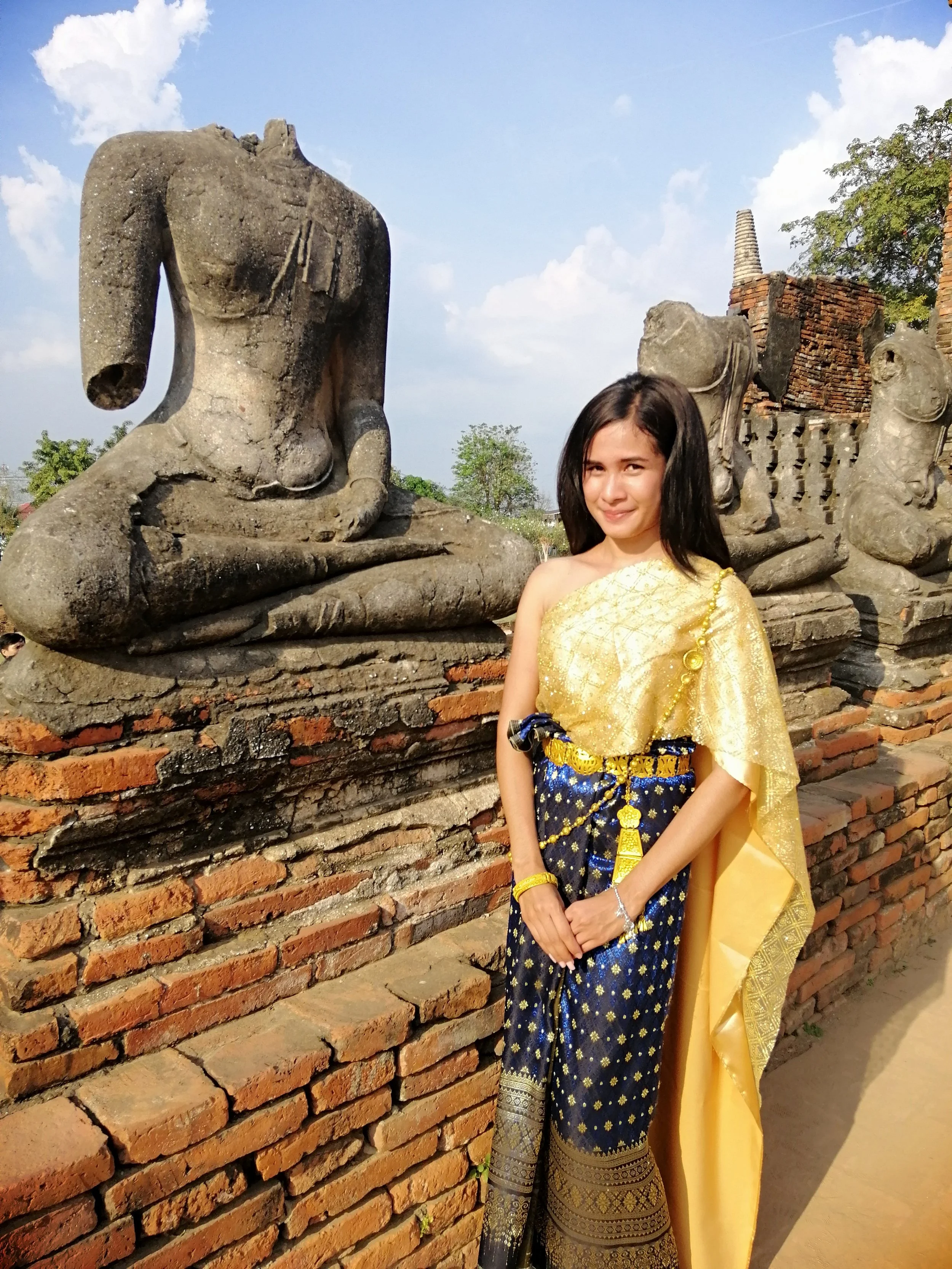 2018 Ayutthaya Pics with Gift in Traditional Dress (178).jpg