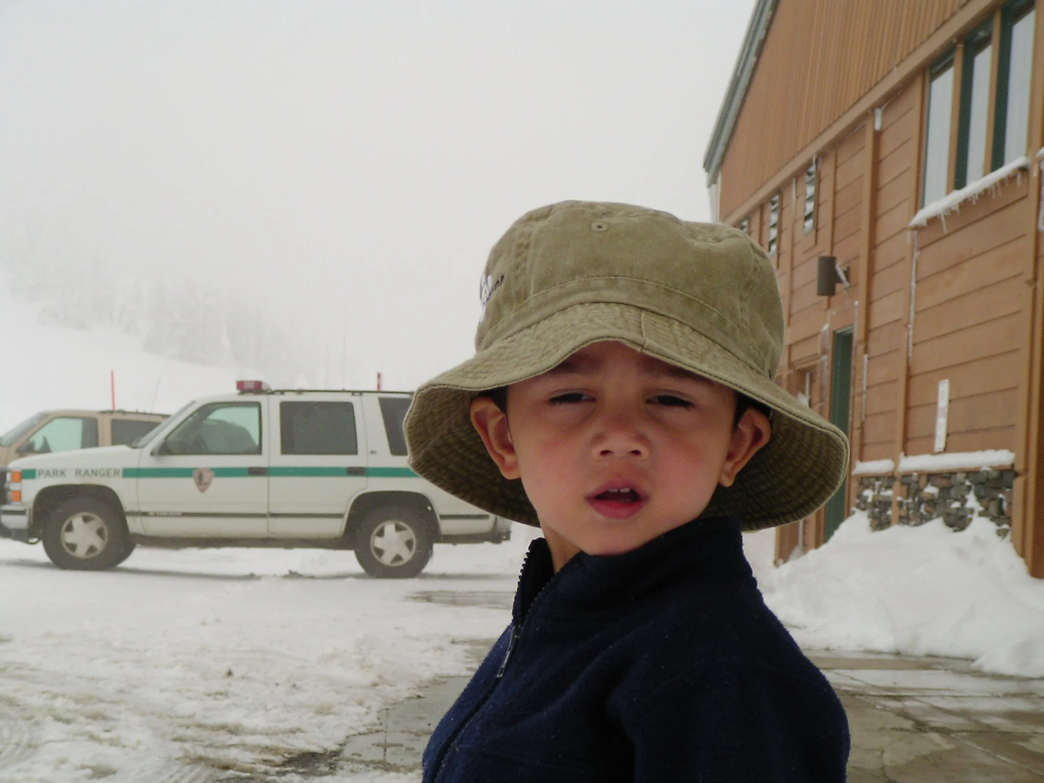 2005-4-3 COKIE AT SNOW AT HURRICANE RIDGE VISITORS CENTER.jpg