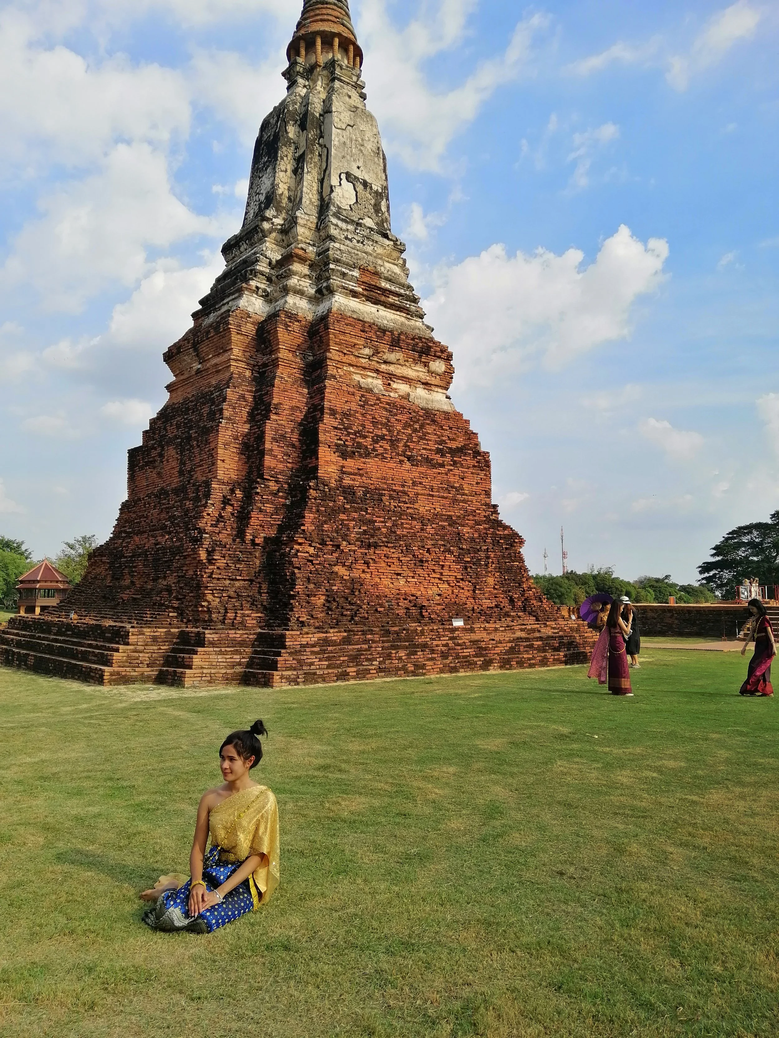 2018 Ayutthaya Pics with Gift in Traditional Dress (140).jpg