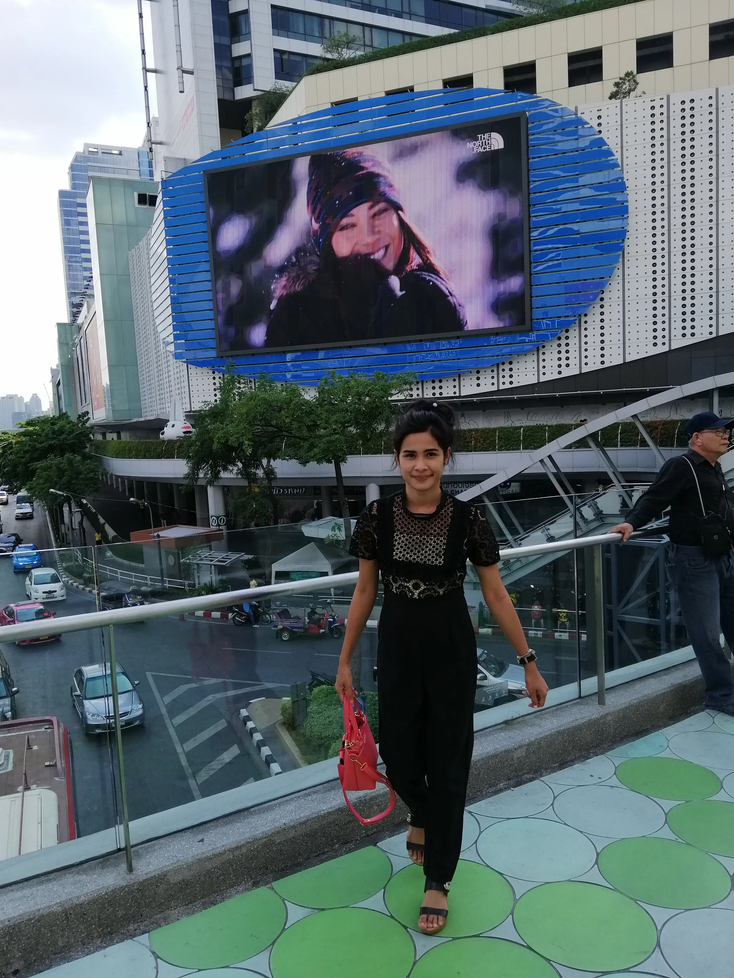2018 Pics with Gift in Thailand (159).jpg