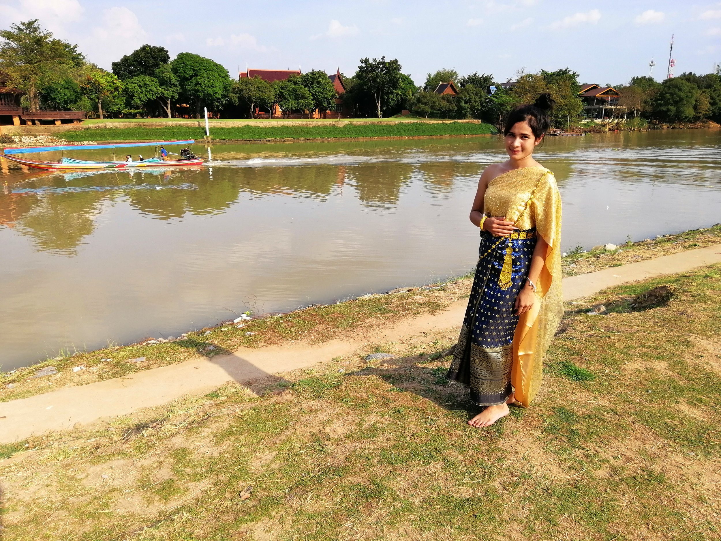 2018 Ayutthaya Pics with Gift in Traditional Dress (147).jpg