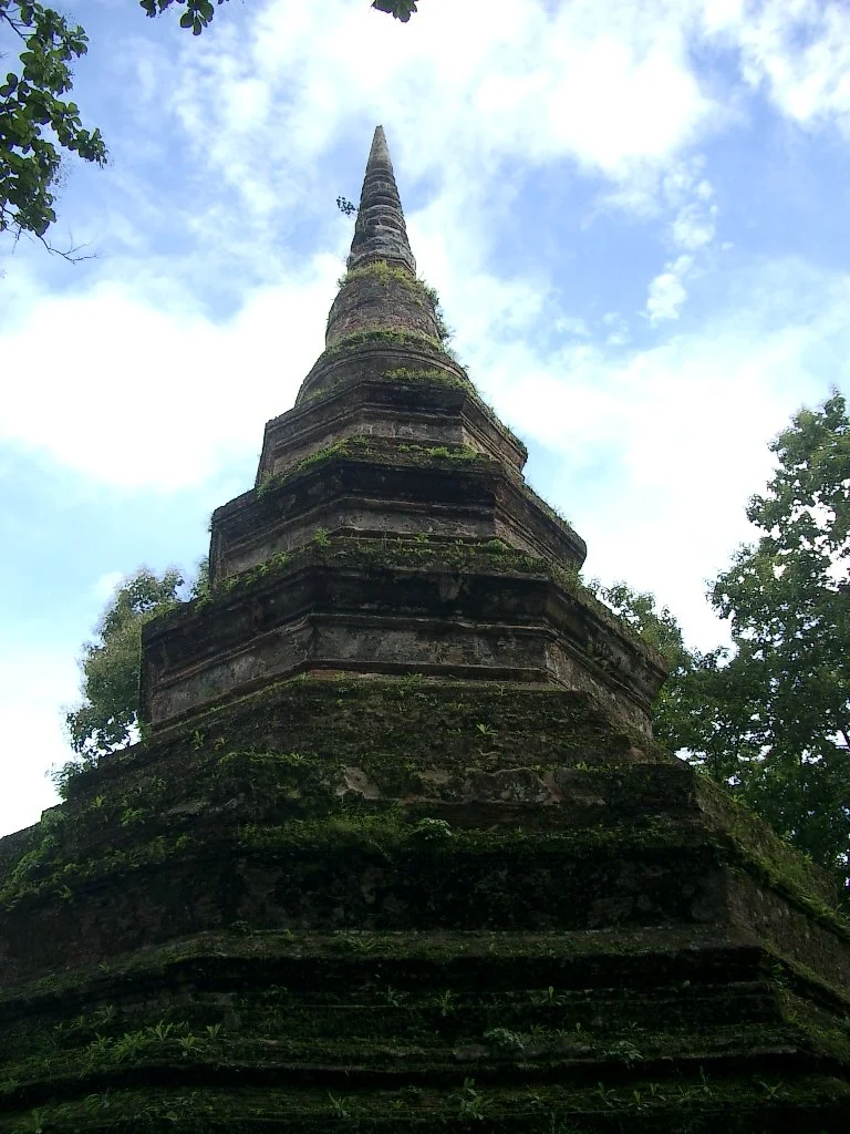 CHIANG RAI - WAT NEAR GOLDEN TRIANGLE - 2004 (6).JPG