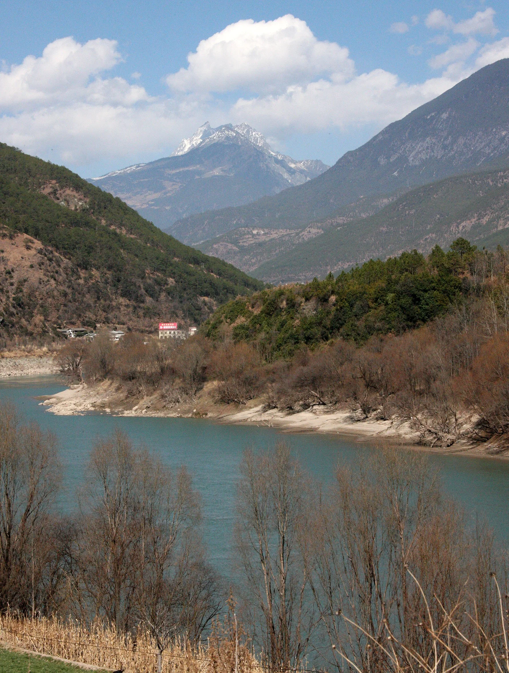 YUNNAN - JADE DRAGON SNOW MOUNTAIN AND SURROUNDING RANGES - YANGTZE RIVER IN FOREGROUND (8).JPG