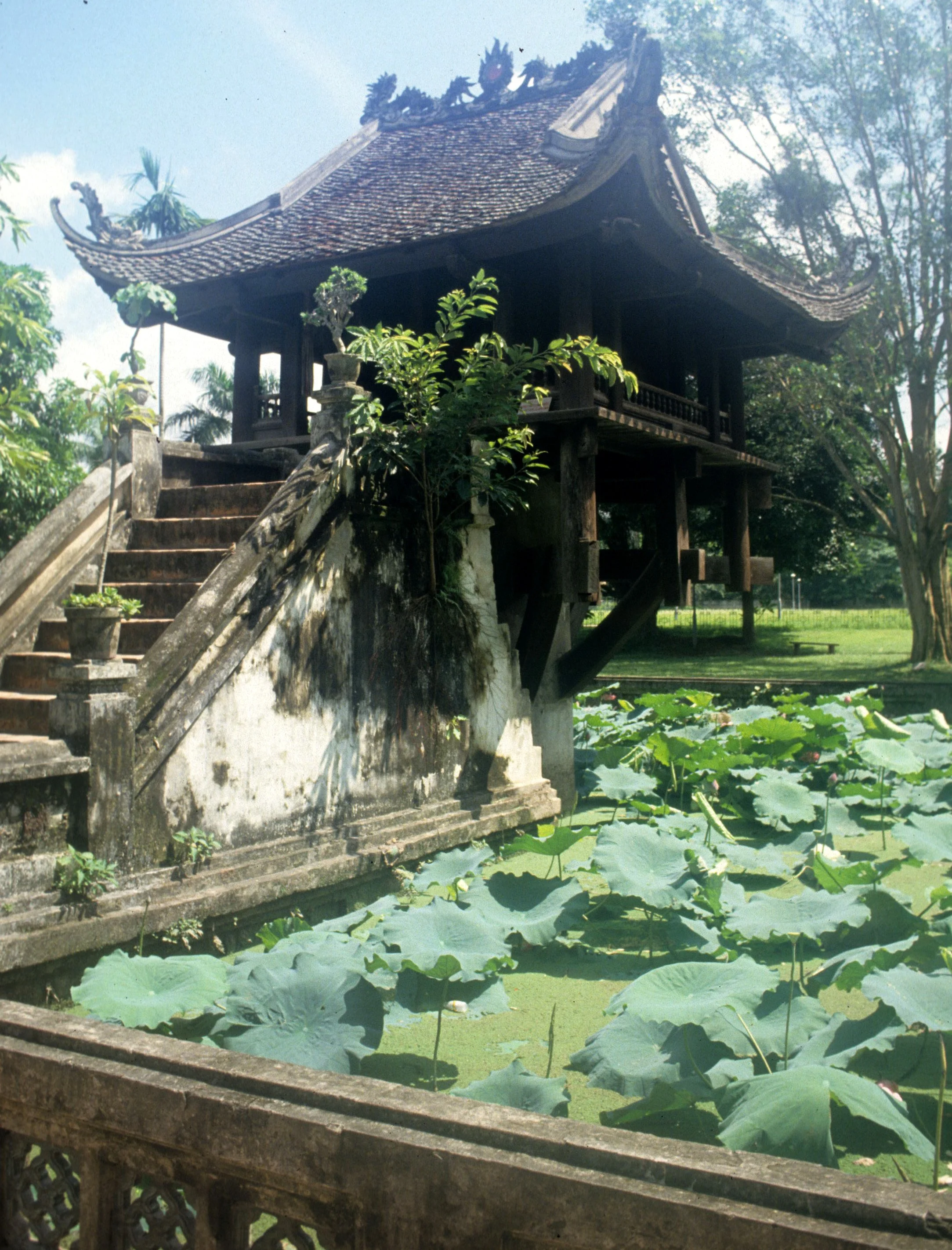 HANOI - ONE PILLARED PAGODA - CHUA MOT KOP.jpg