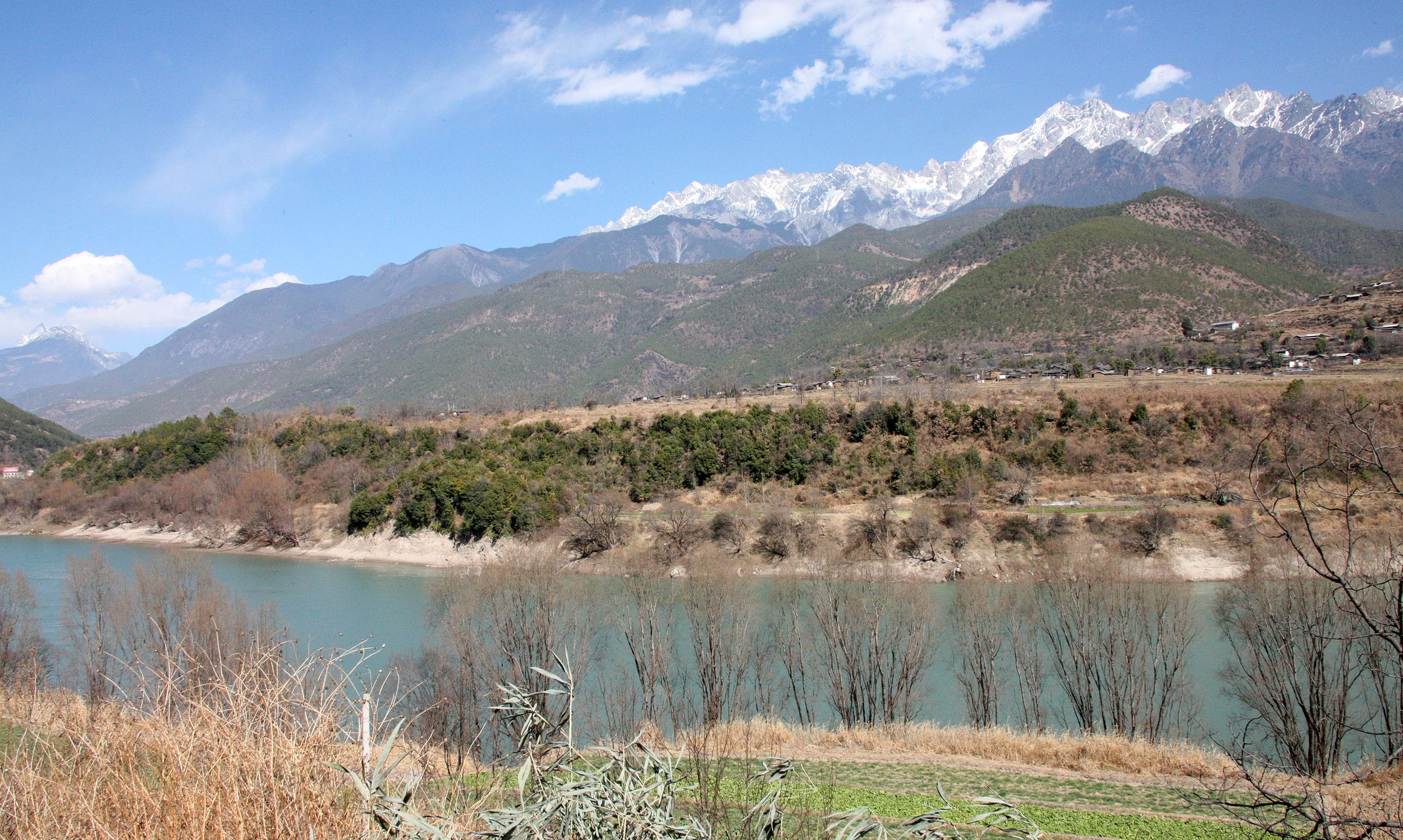 YUNNAN - JADE DRAGON SNOW MOUNTAIN AND SURROUNDING RANGES - YANGTZE RIVER IN FOREGROUND (13).JPG