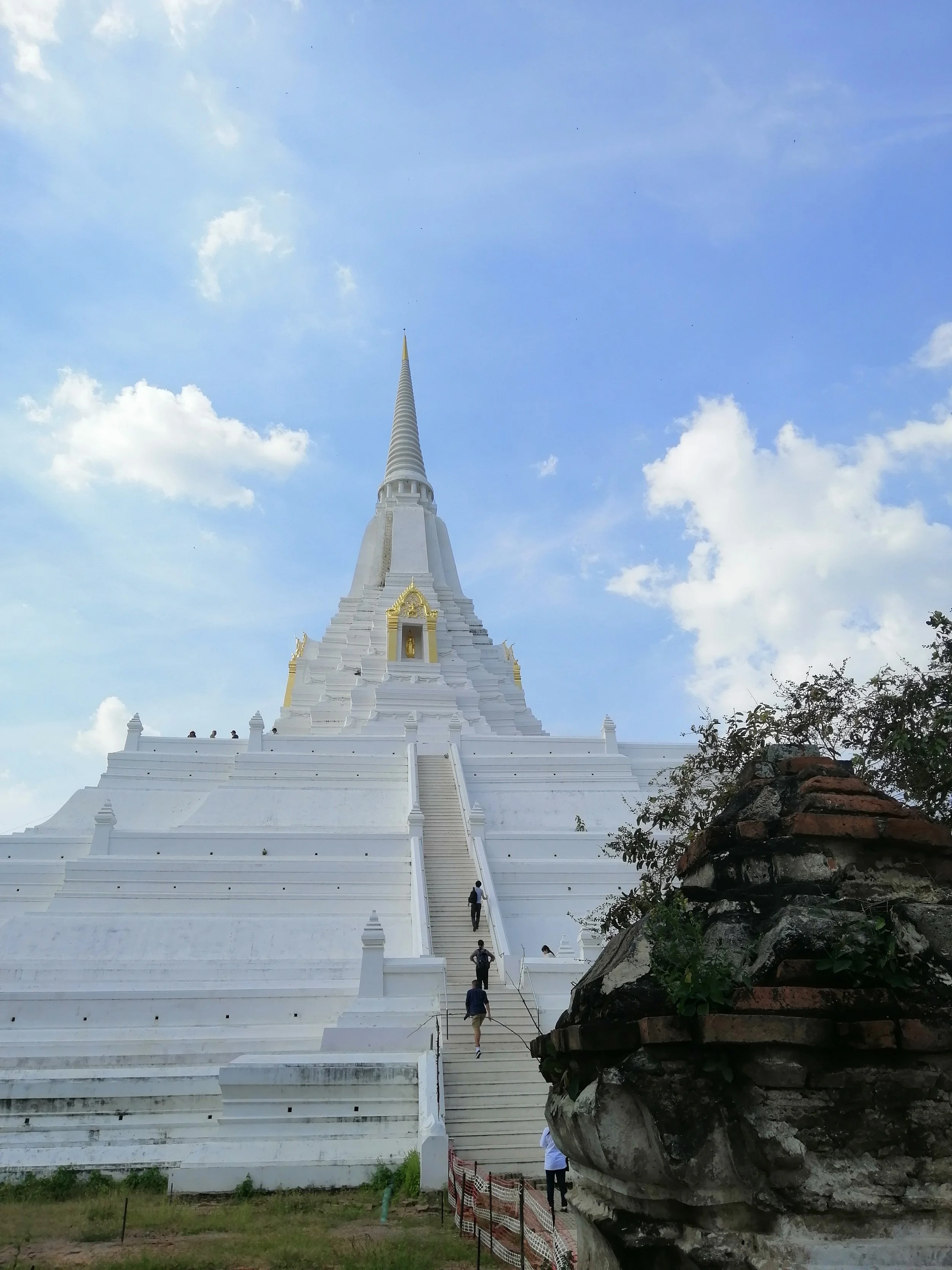 2018 Ayutthaya Pics with Gift in Traditional Dress (128).jpg