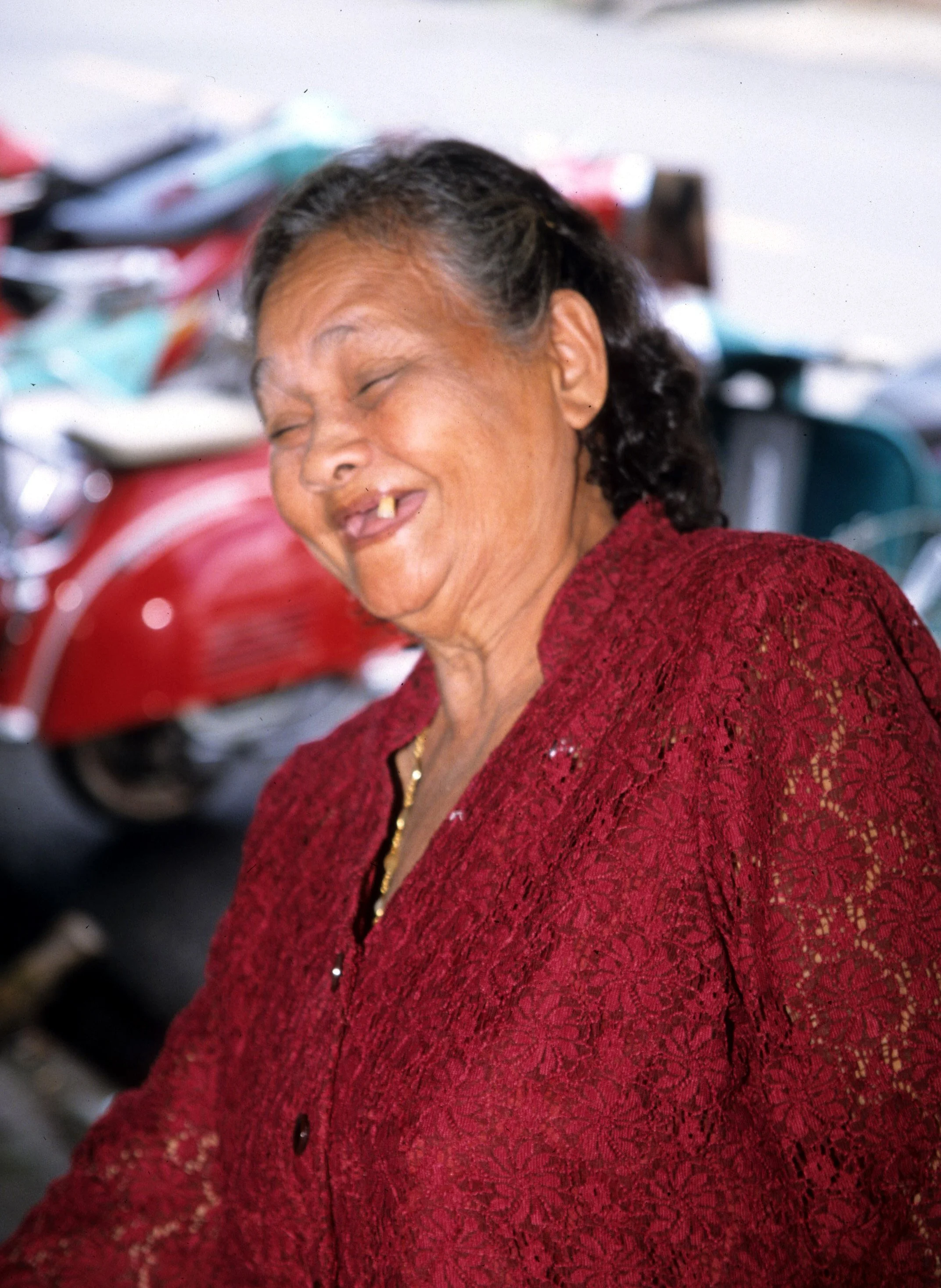 2004 Nakhonsithammarat Visiting Family (6).jpg