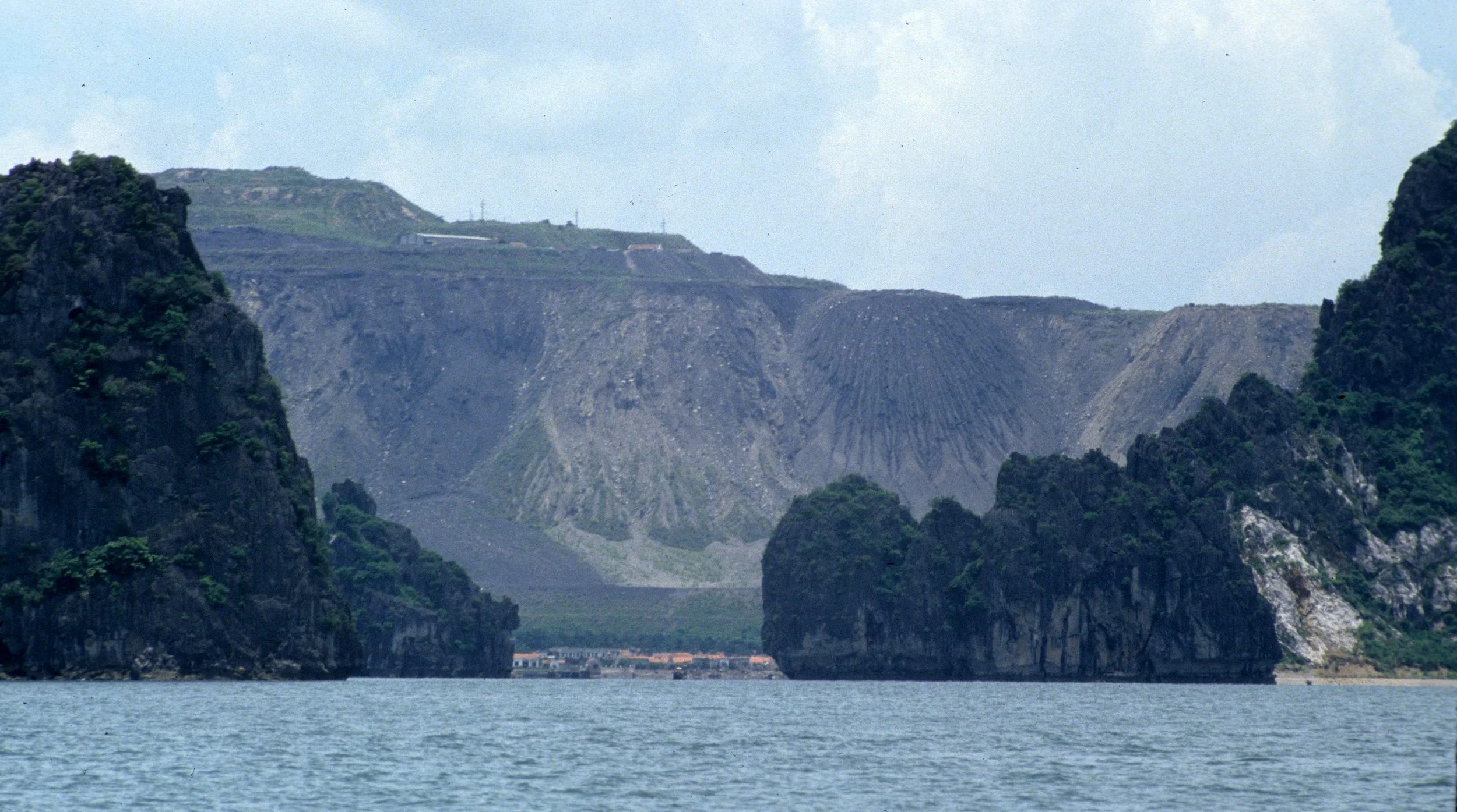HALONG BAY - SURROUNDING ENVIRONMENTAL THREATS.jpg