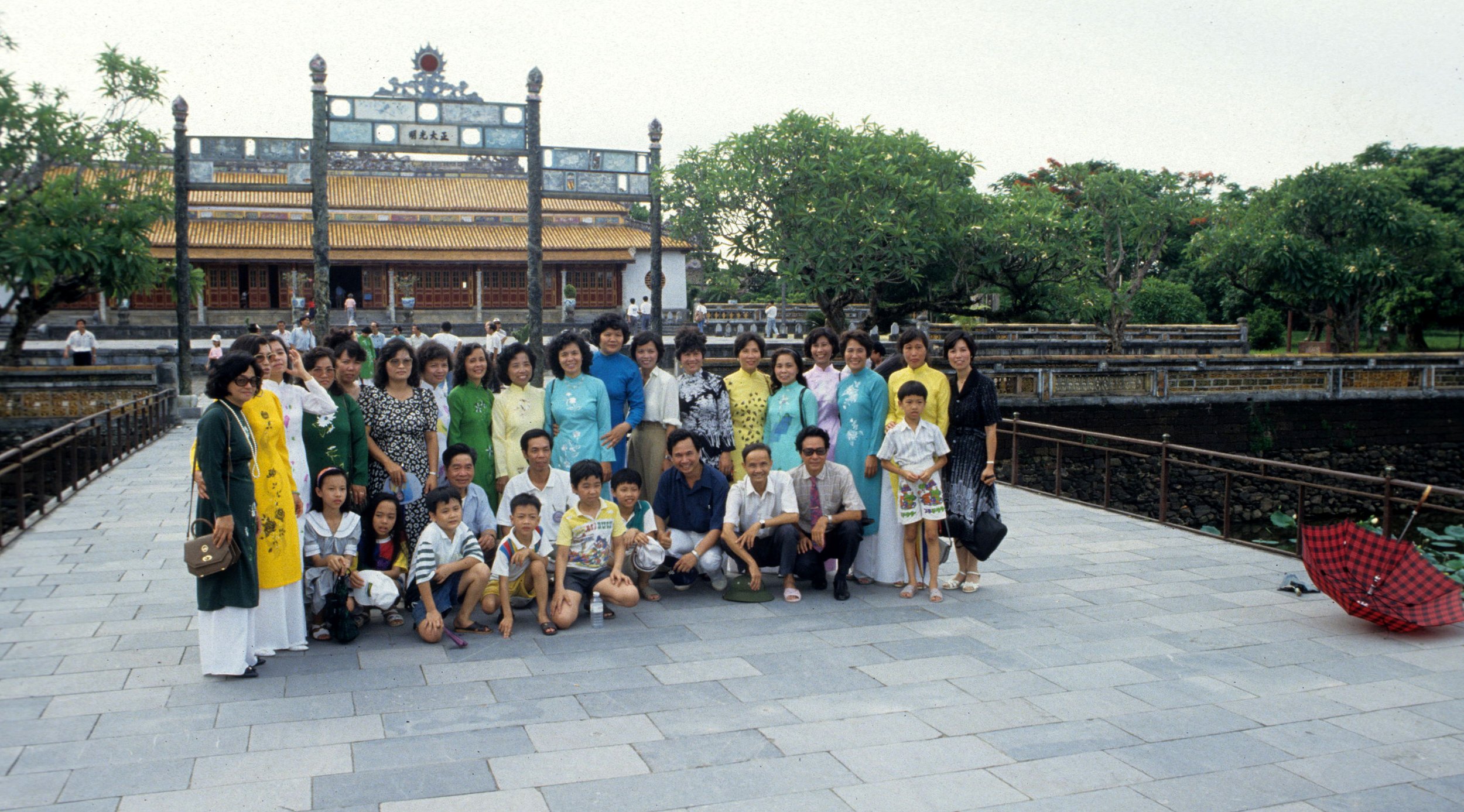 HUE - IMPERIAL PALACE PEOPLE (2).jpg