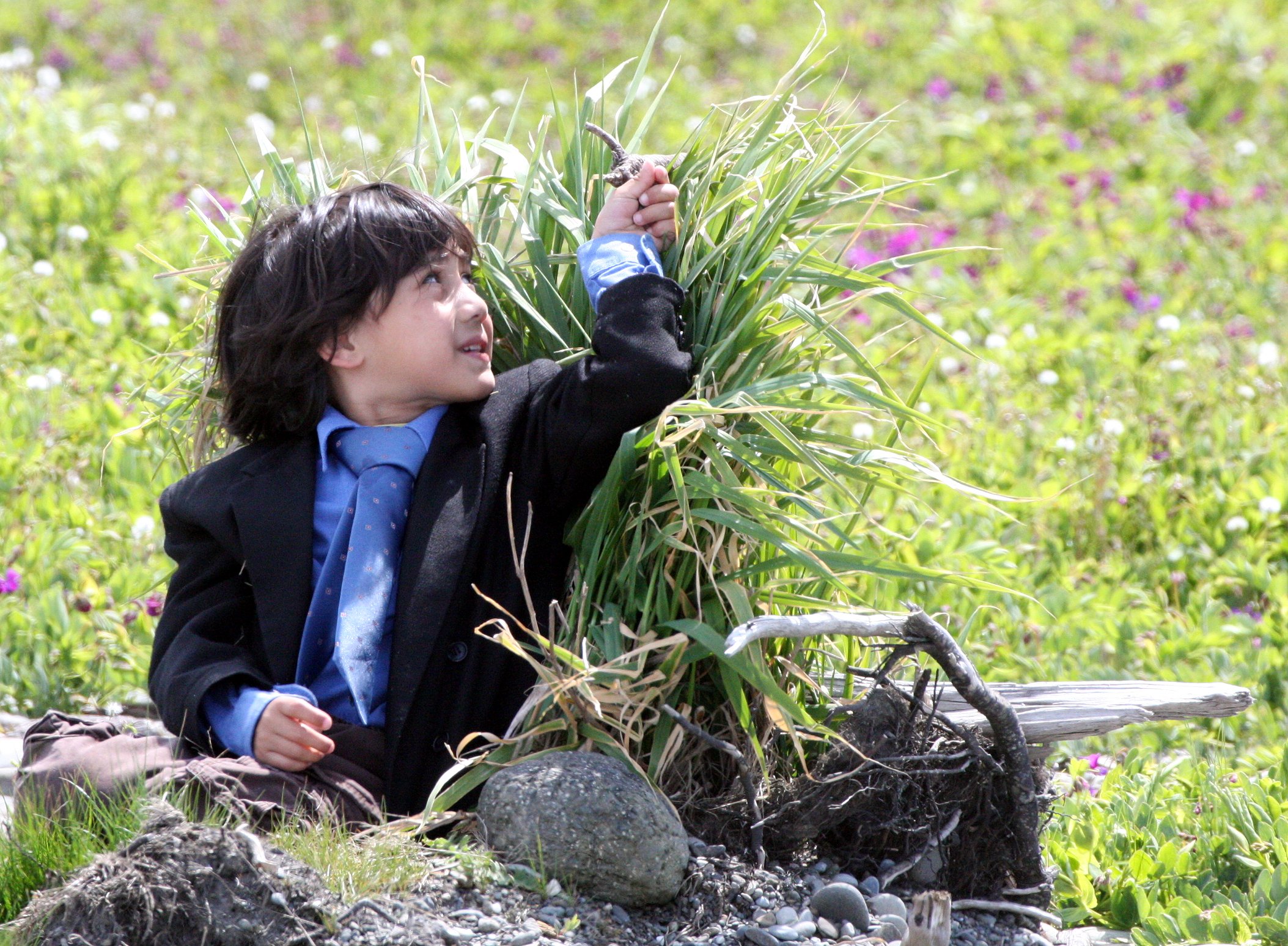 2009-5-16 COKIE PLAYING FBI AT ELWHA RIVER MOUTH.JPG