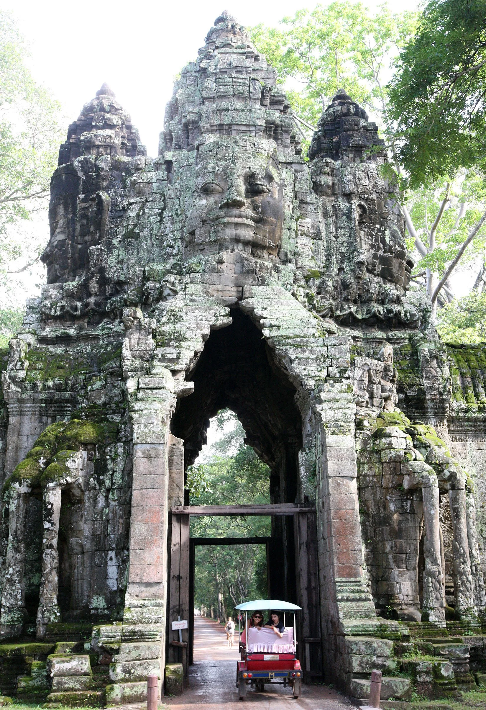 BAYON TEMPLE - CAMBODIA - JULY 2010 (7).JPG