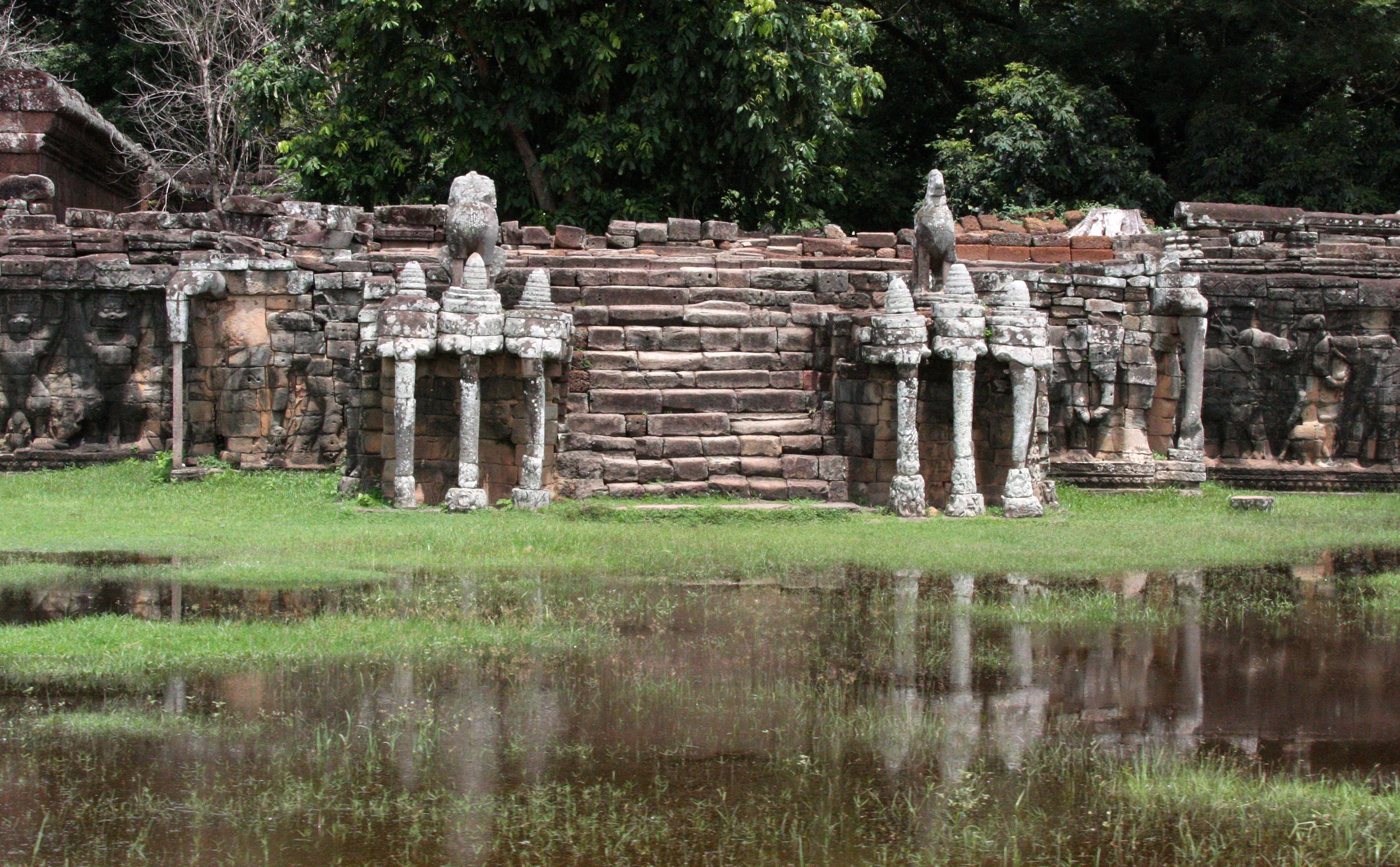 ELEPHANT TERRACE - CAMBODIA - JULY 2010 (8).JPG