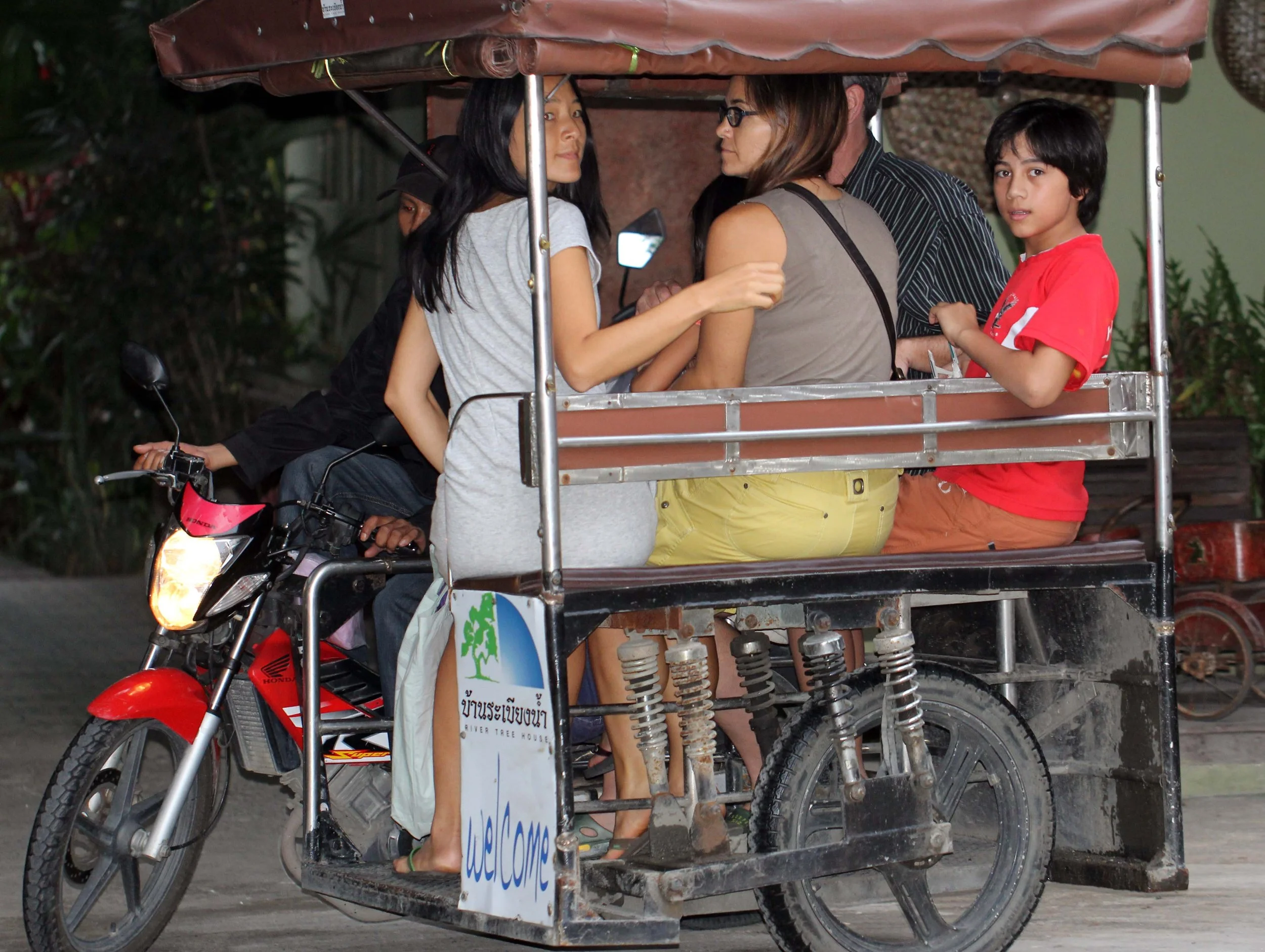 2013 River Treehouse with Friends in Nonthaburi (61).JPG