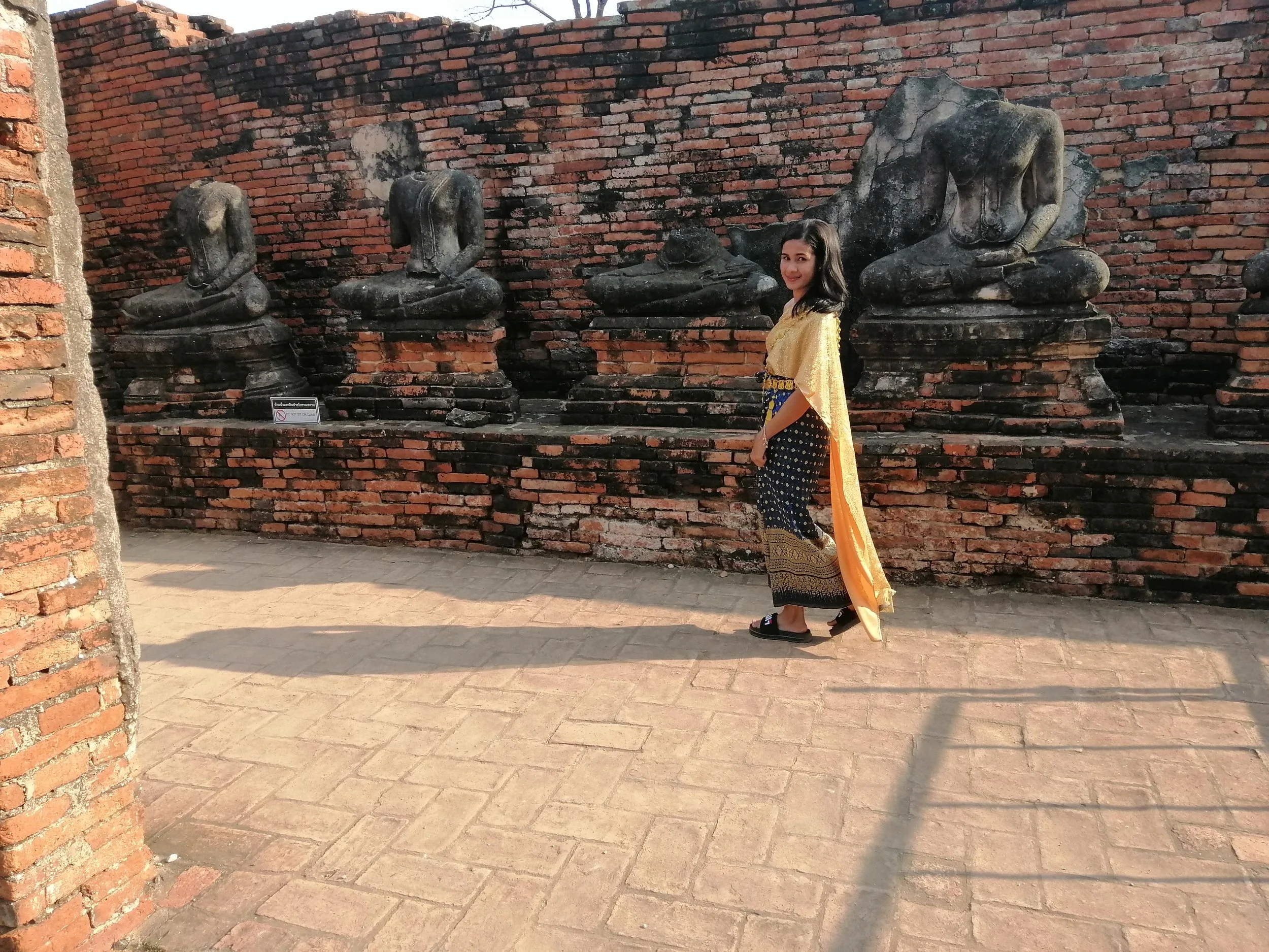 2018 Ayutthaya Pics with Gift in Traditional Dress (157).jpg