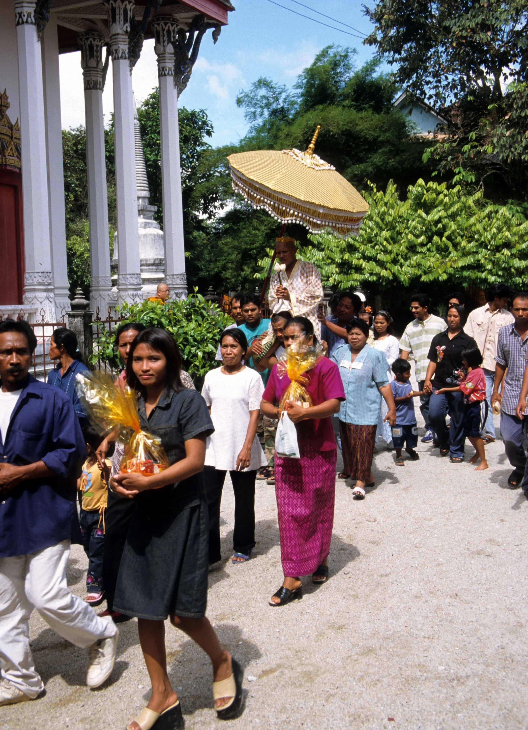 2004 Nakhonsithammarat Markets, Monks and Baby Cokie (33).jpg